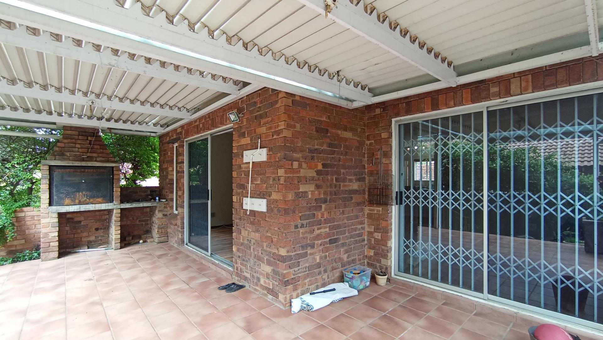Patio - 33 square meters of property in Weltevreden Park