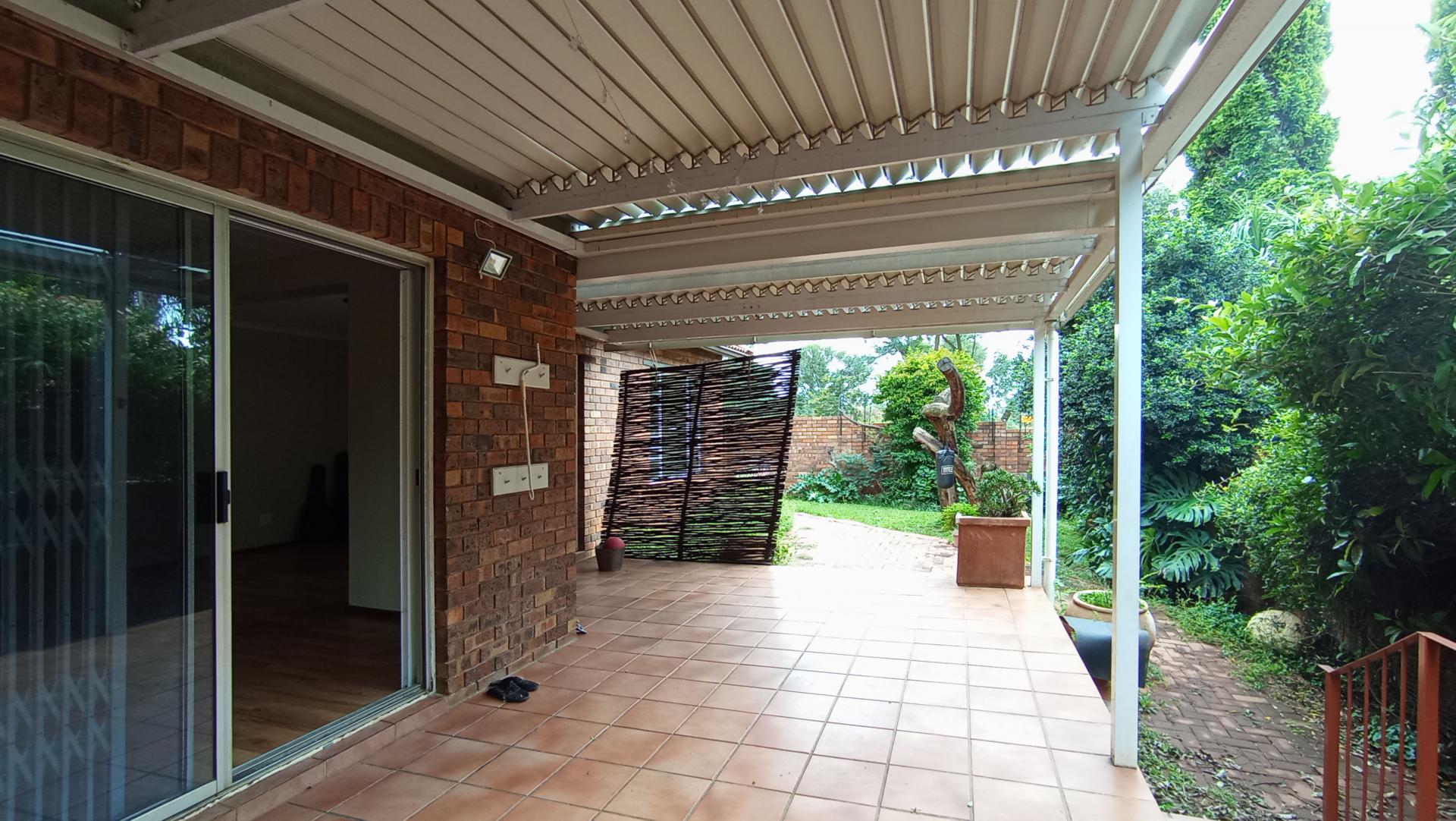 Patio - 33 square meters of property in Weltevreden Park