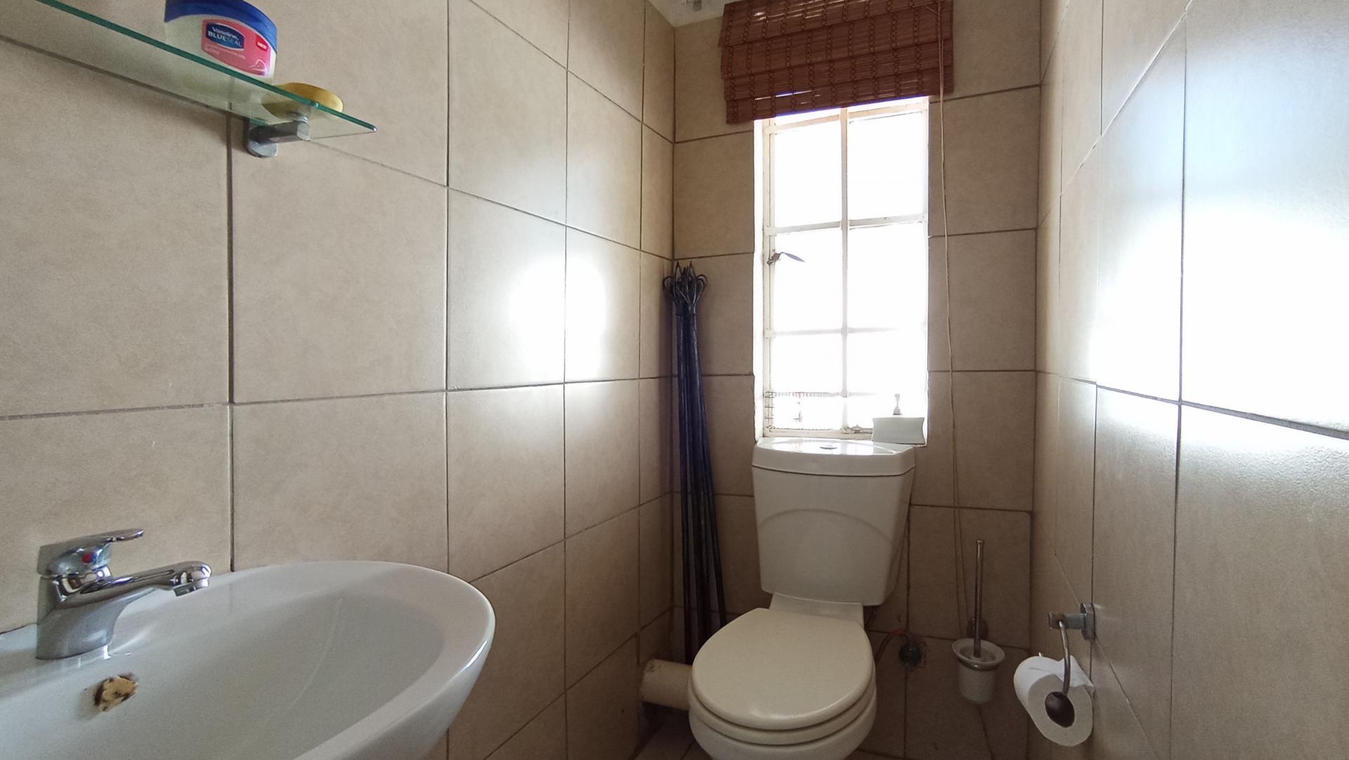 Bathroom 1 - 16 square meters of property in Atholl