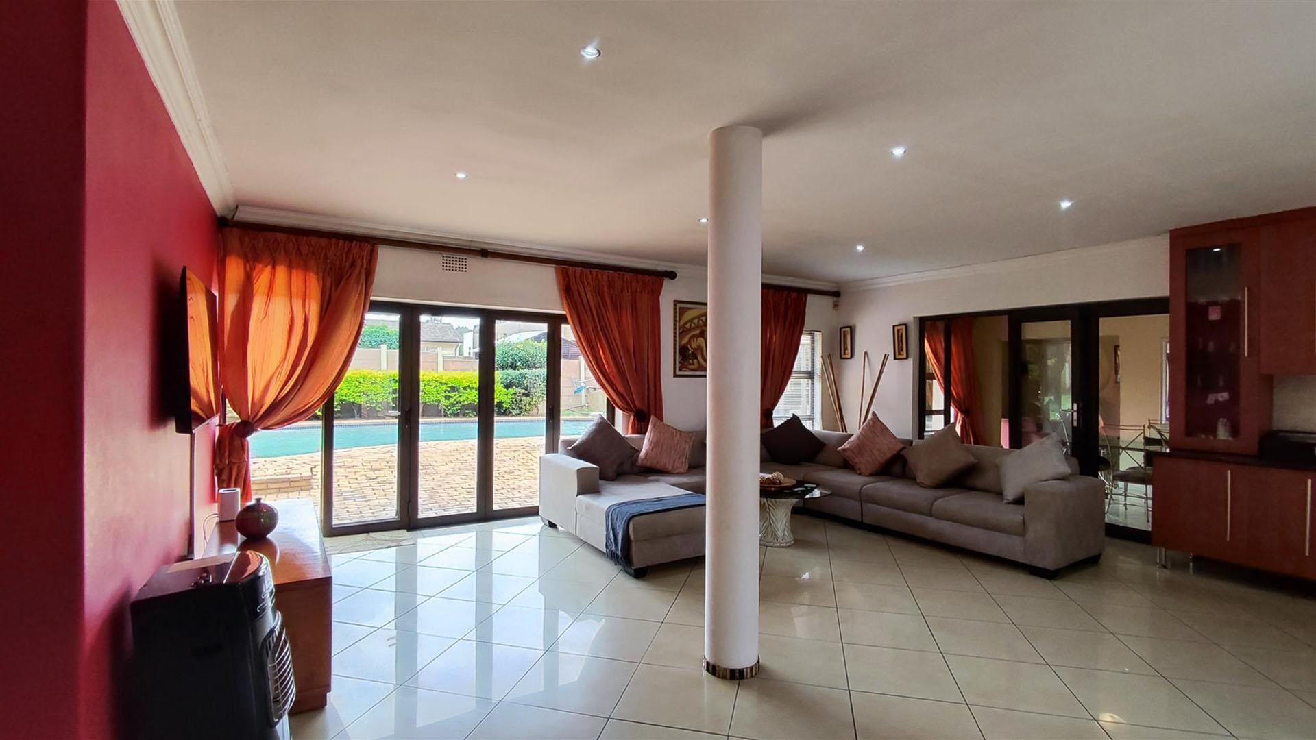 Lounges - 70 square meters of property in Albemarle