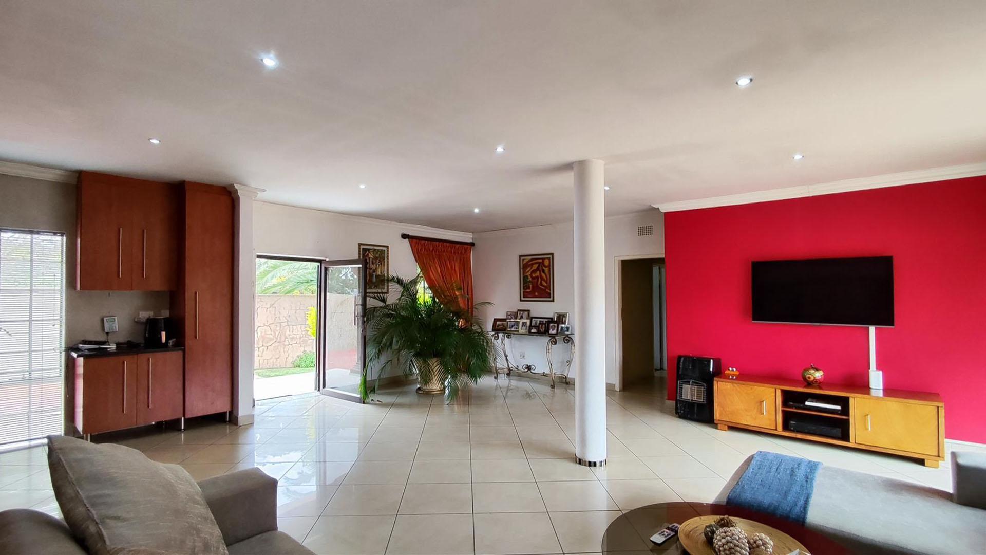 Lounges - 70 square meters of property in Albemarle