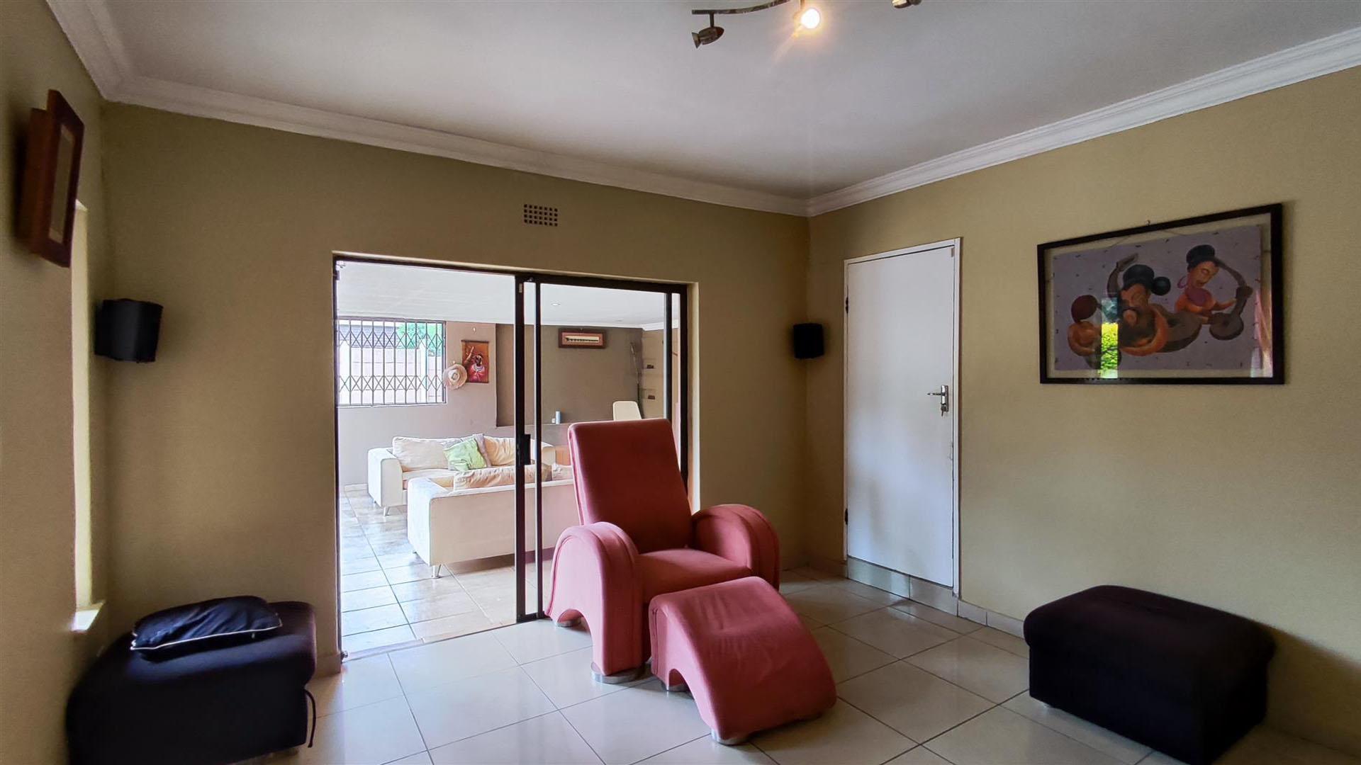 Lounges - 70 square meters of property in Albemarle