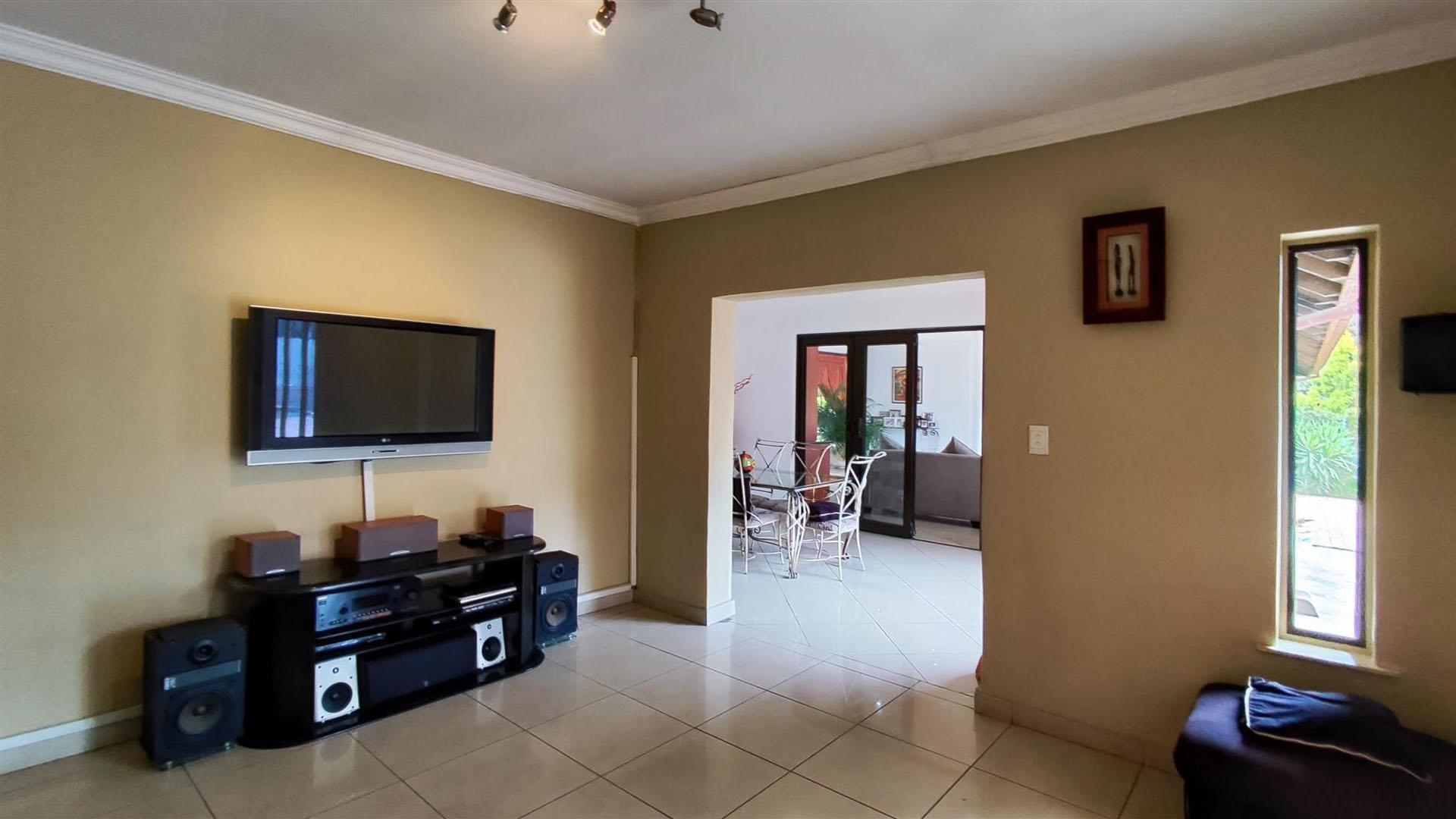 Lounges - 70 square meters of property in Albemarle