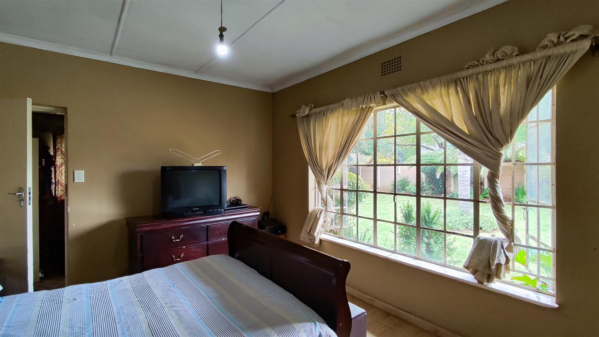 Main Bedroom - 21 square meters of property in Albemarle