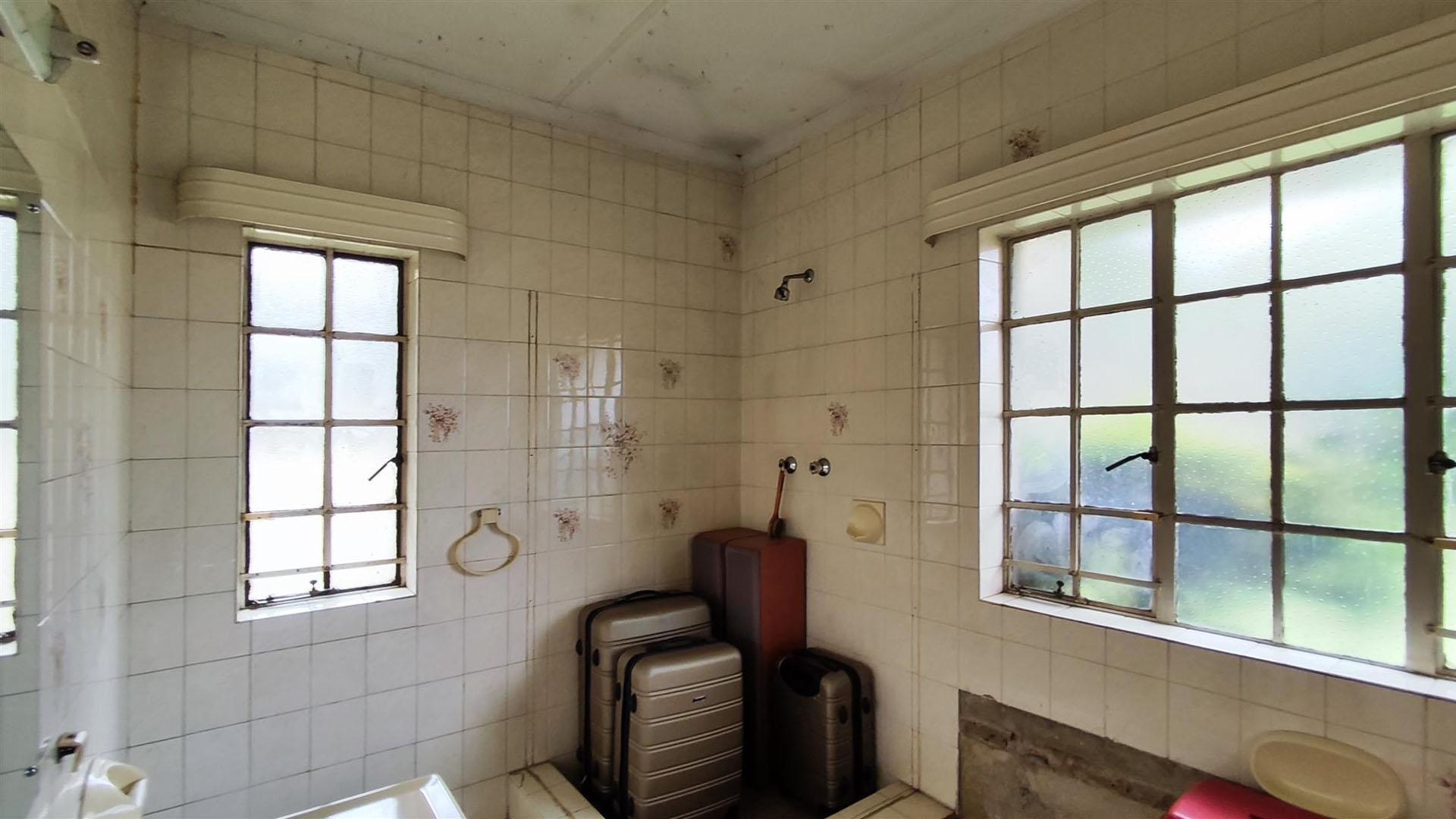 Main Bathroom - 6 square meters of property in Albemarle