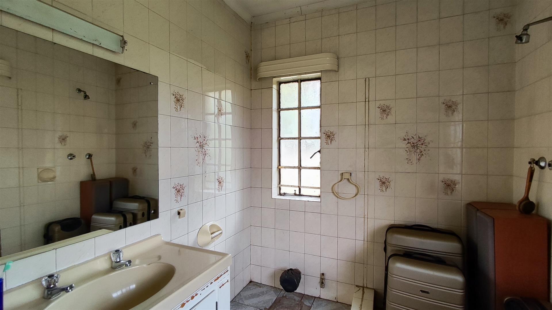 Main Bathroom - 6 square meters of property in Albemarle