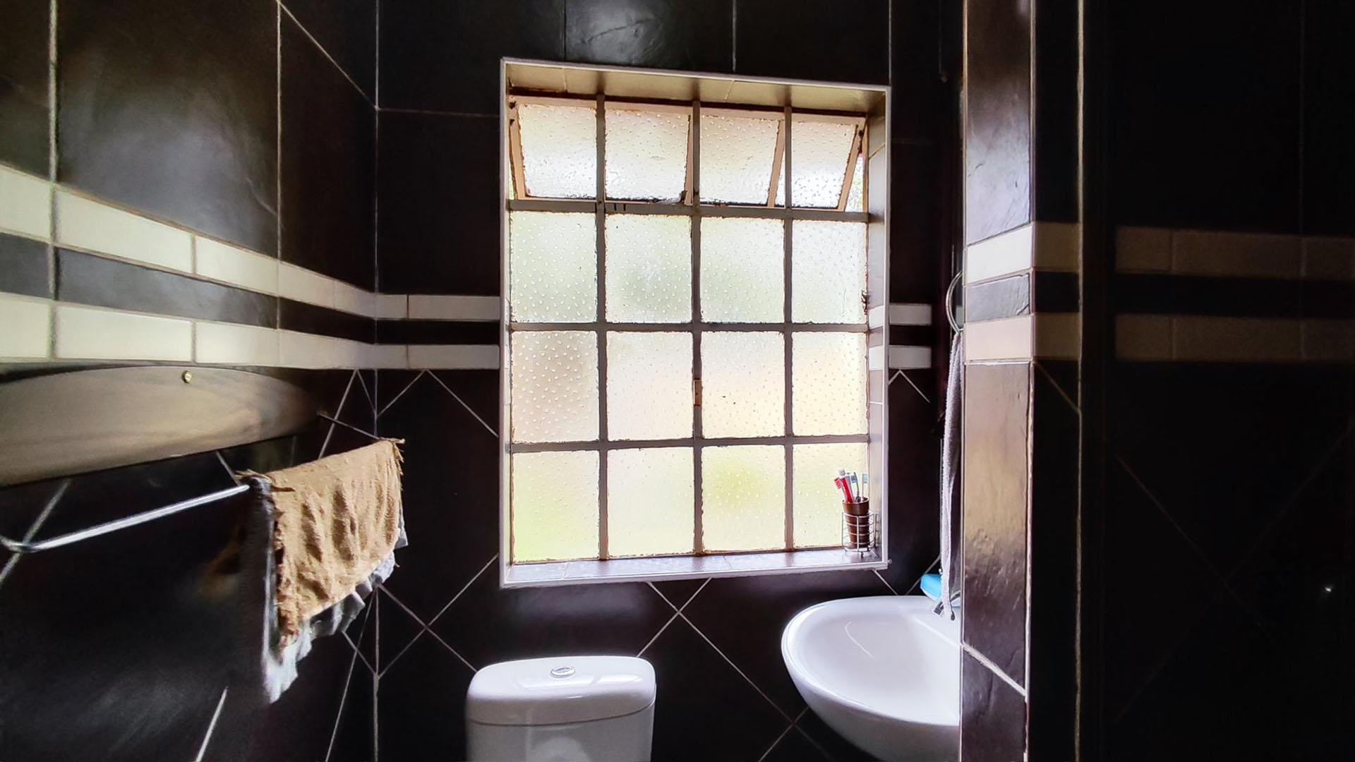 Bathroom 1 - 4 square meters of property in Albemarle