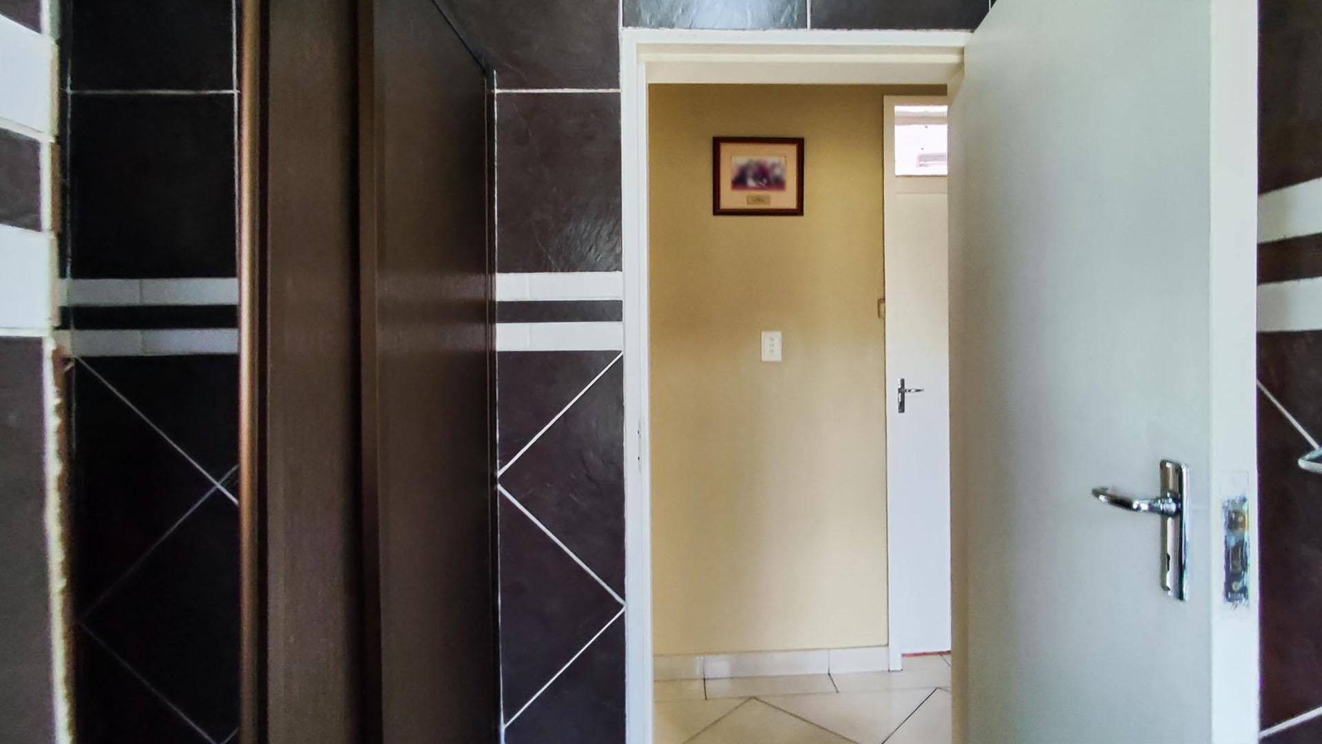 Bathroom 1 - 4 square meters of property in Albemarle