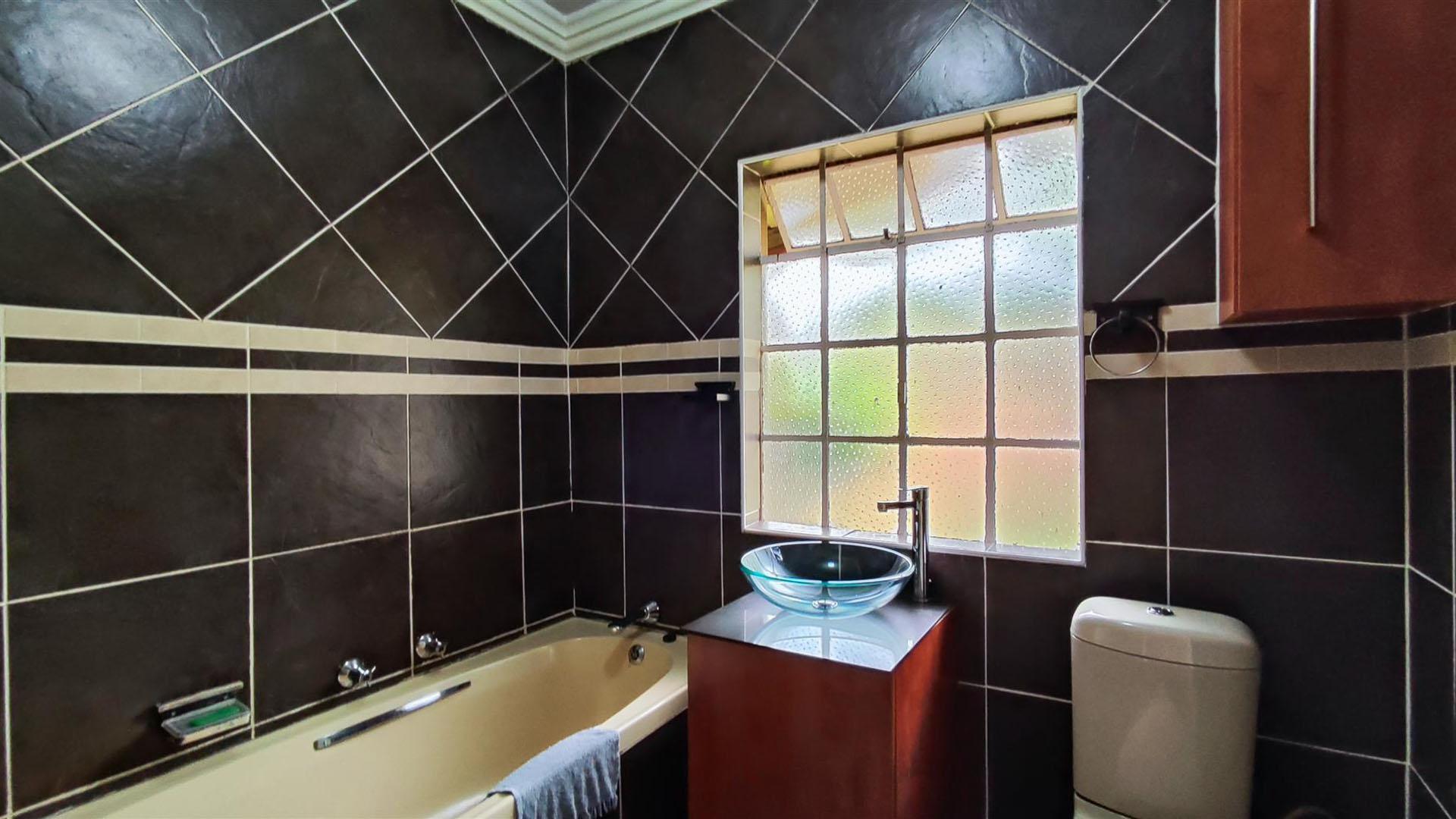 Bathroom 2 - 5 square meters of property in Albemarle