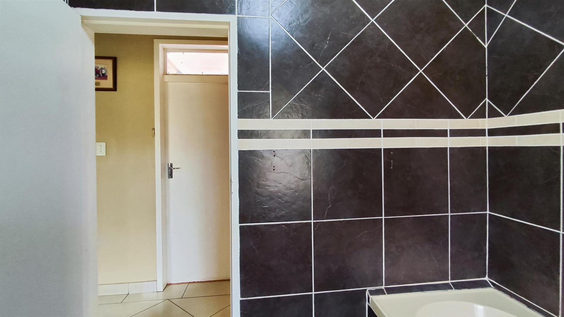 Bathroom 2 - 5 square meters of property in Albemarle