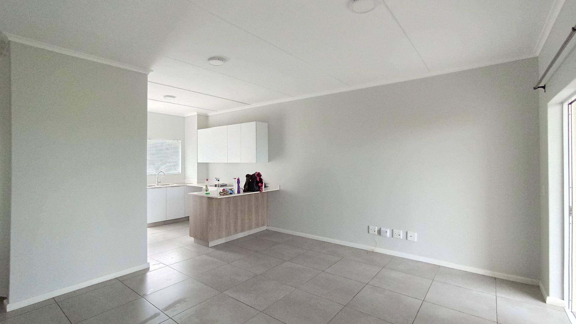 Lounges - 28 square meters of property in Ballitoville