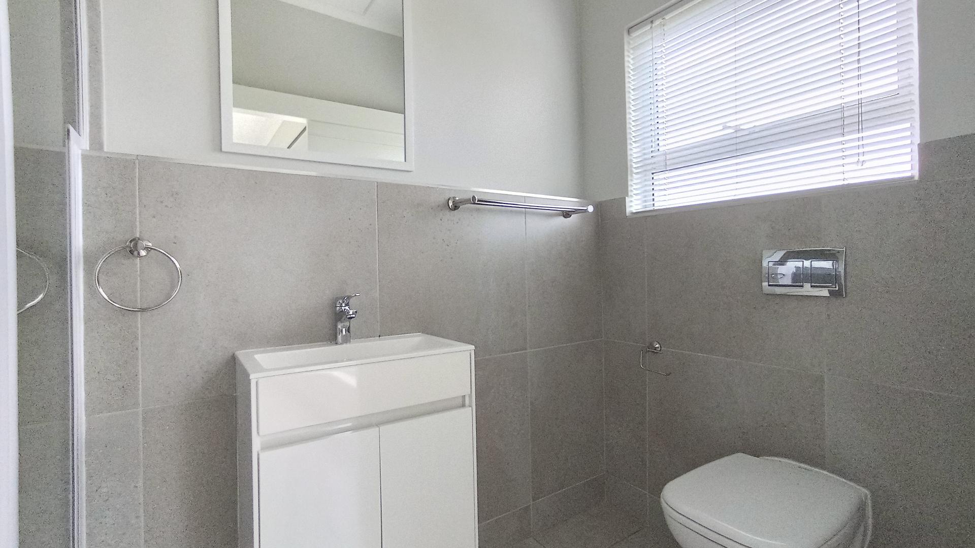 Main Bathroom - 5 square meters of property in Ballitoville
