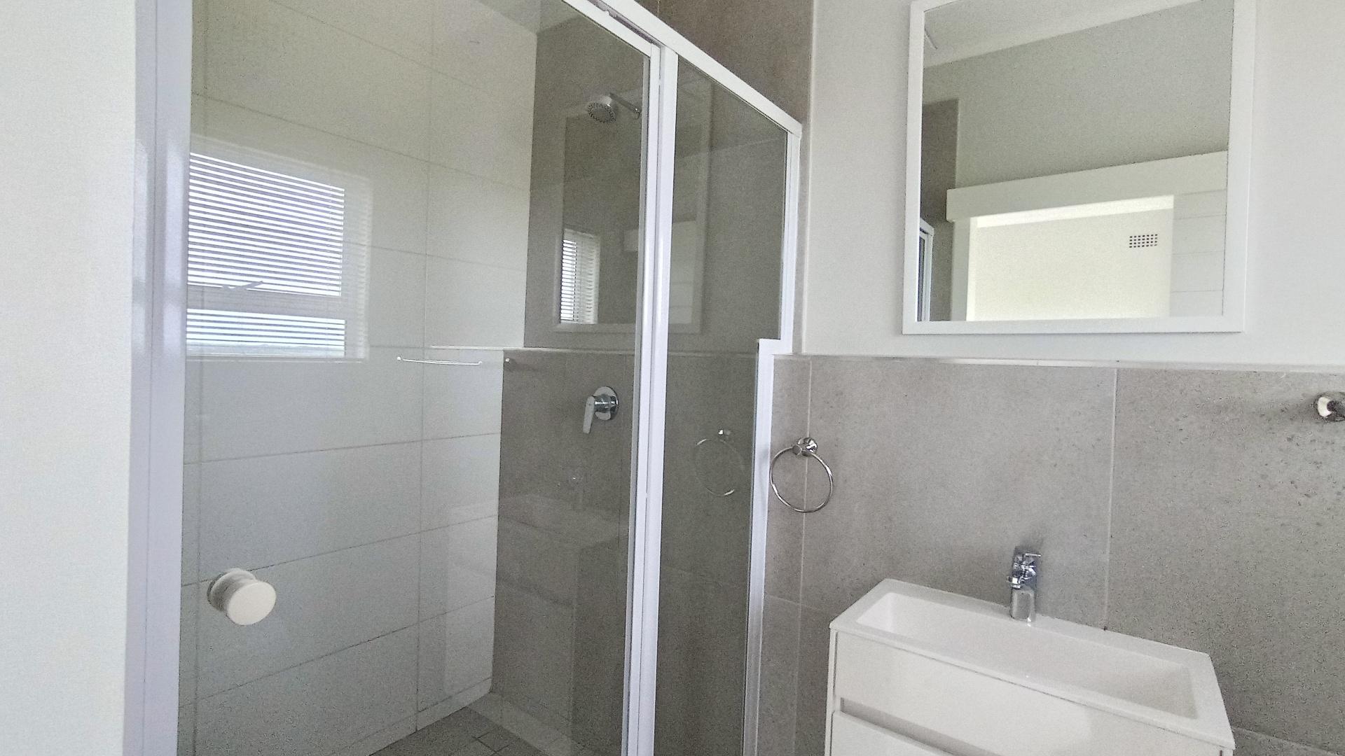 Main Bathroom - 5 square meters of property in Ballitoville