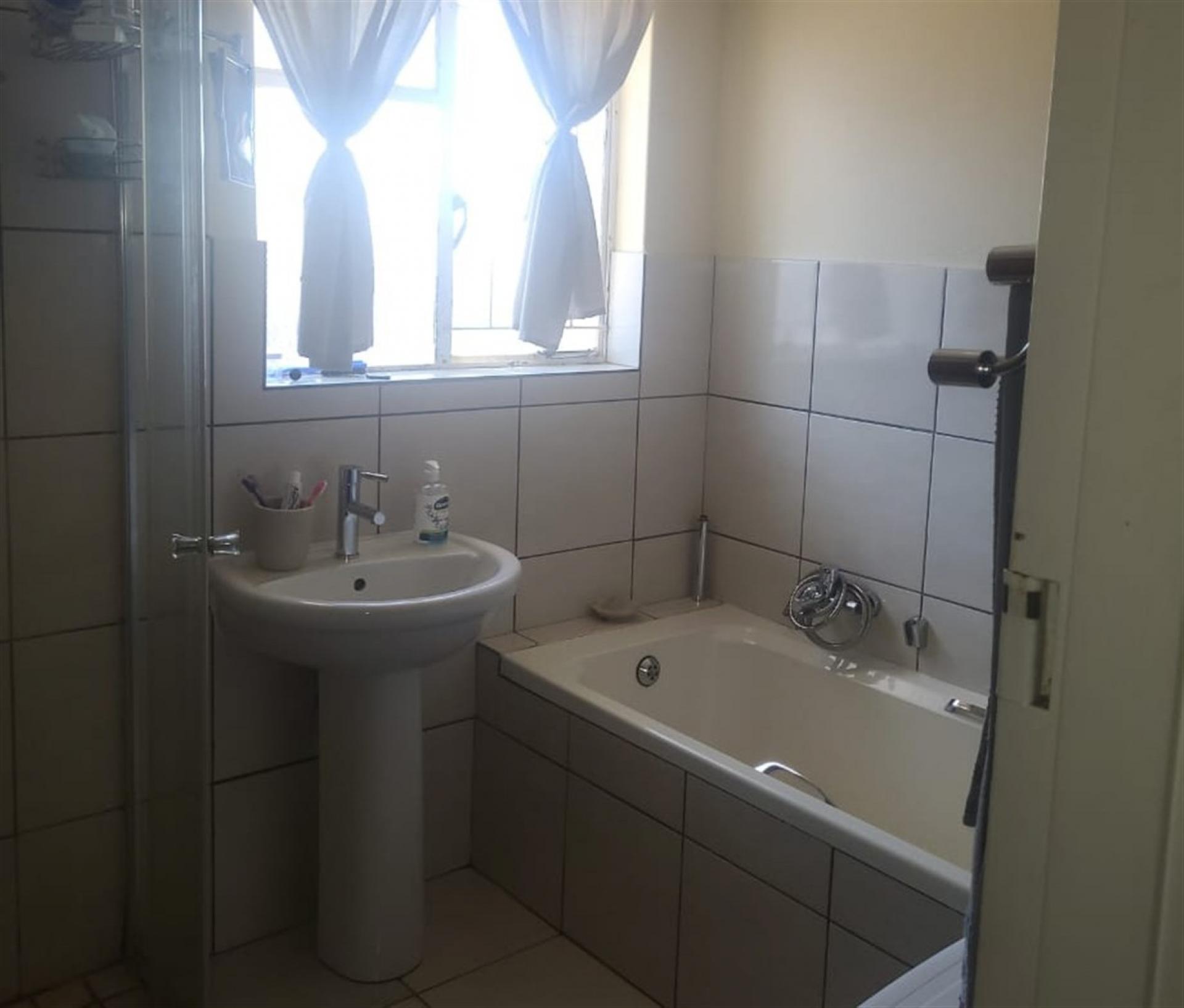 Bathroom 2 of property in Paarl
