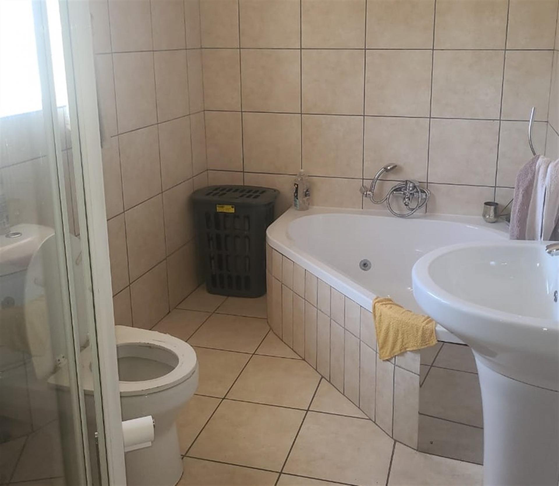 Bathroom 1 of property in Paarl