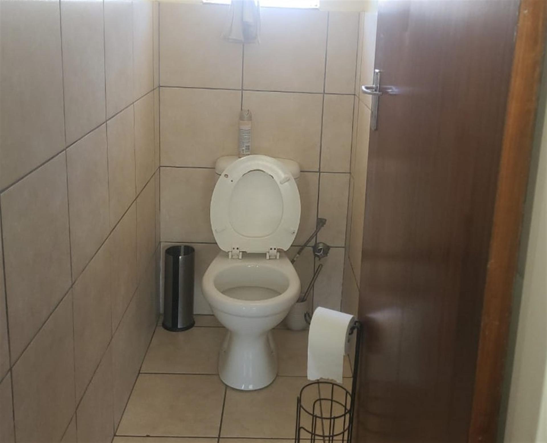 Bathroom 2 of property in Paarl