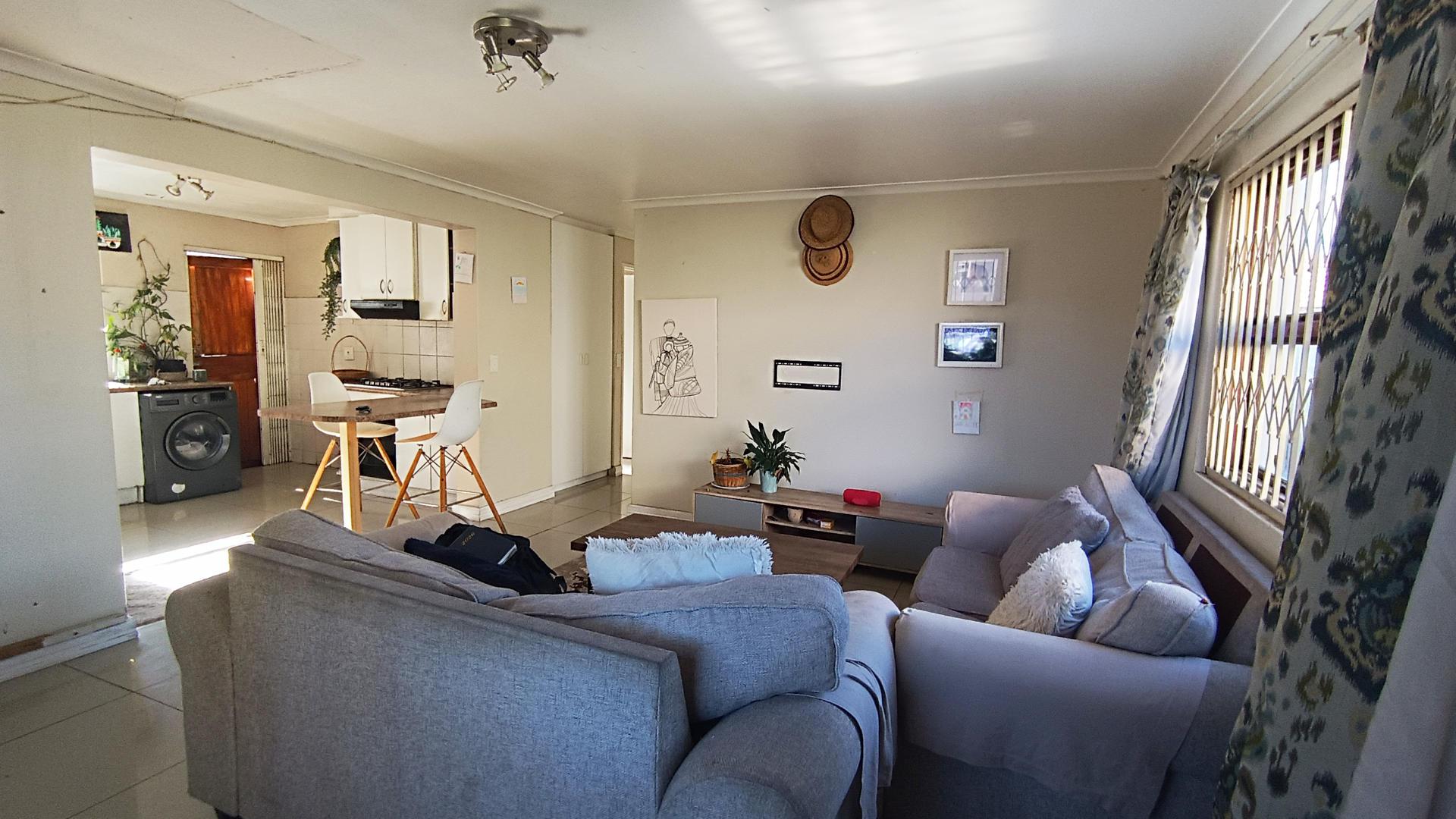 Lounges - 22 square meters of property in Parklands