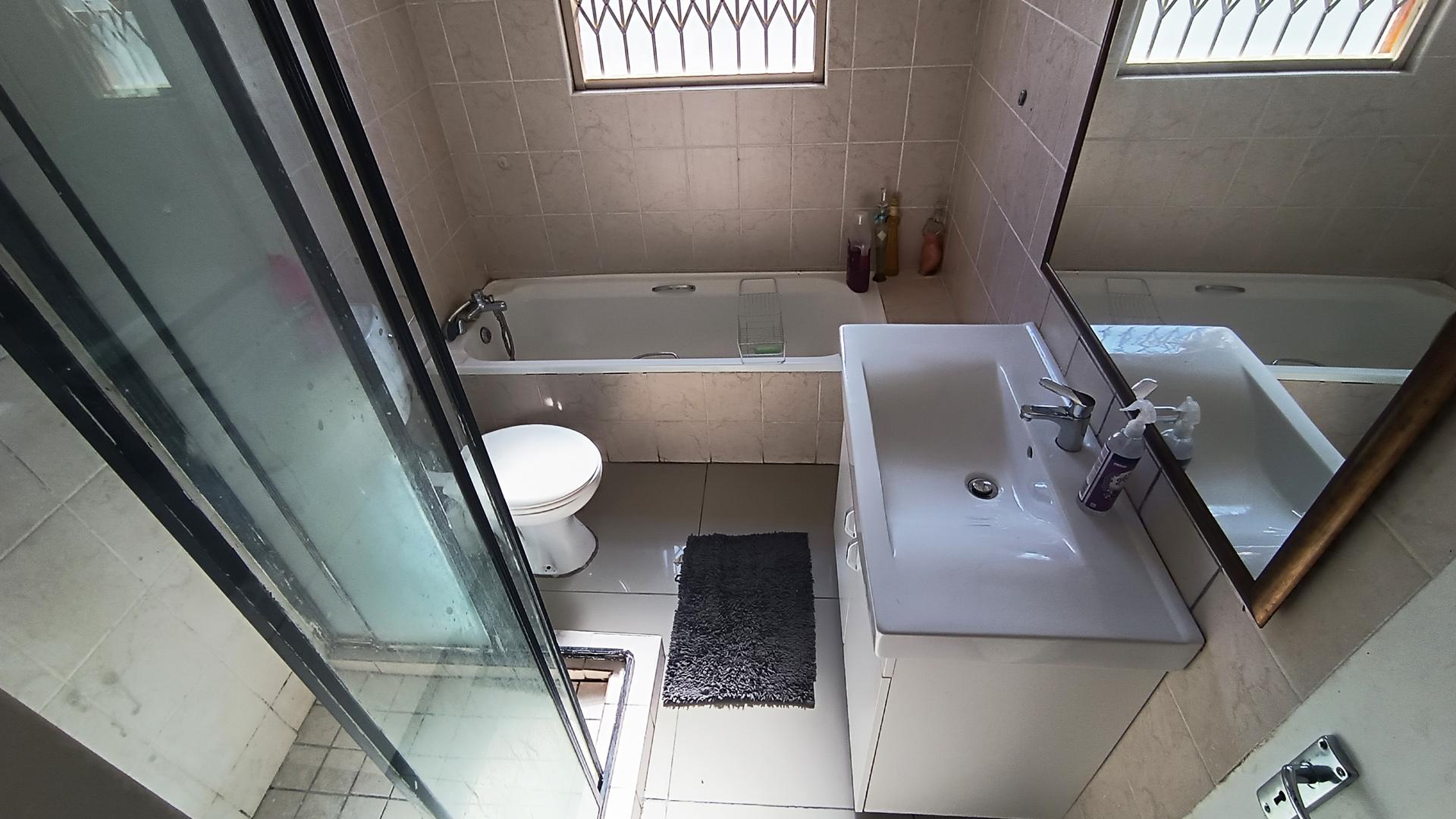 Bathroom 1 - 7 square meters of property in Parklands