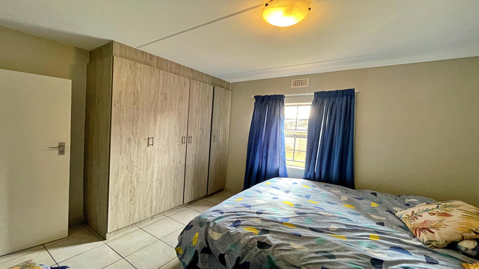 Bed Room 1 of property in Heuweloord