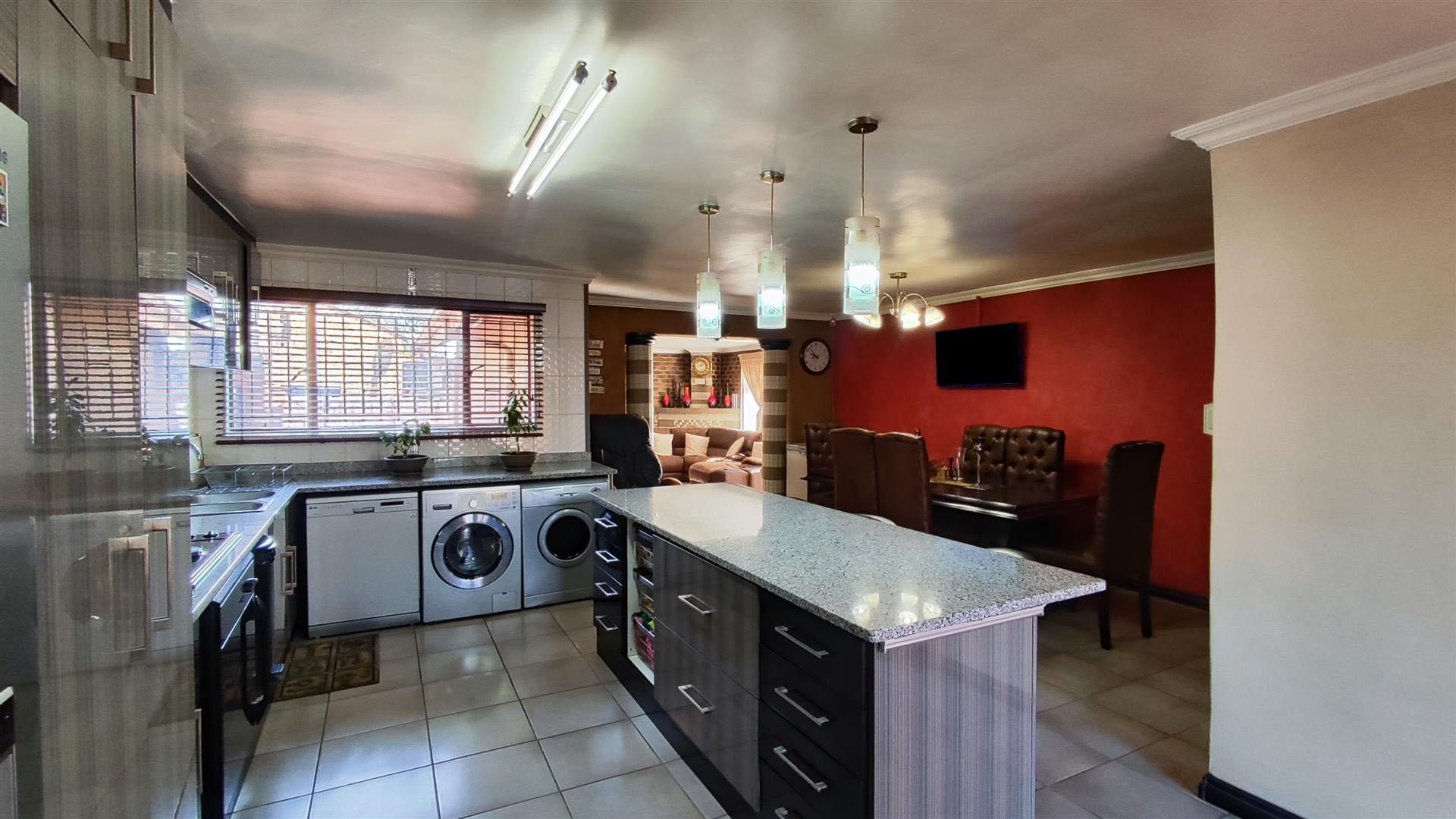 Kitchen - 22 square meters of property in Elandspark