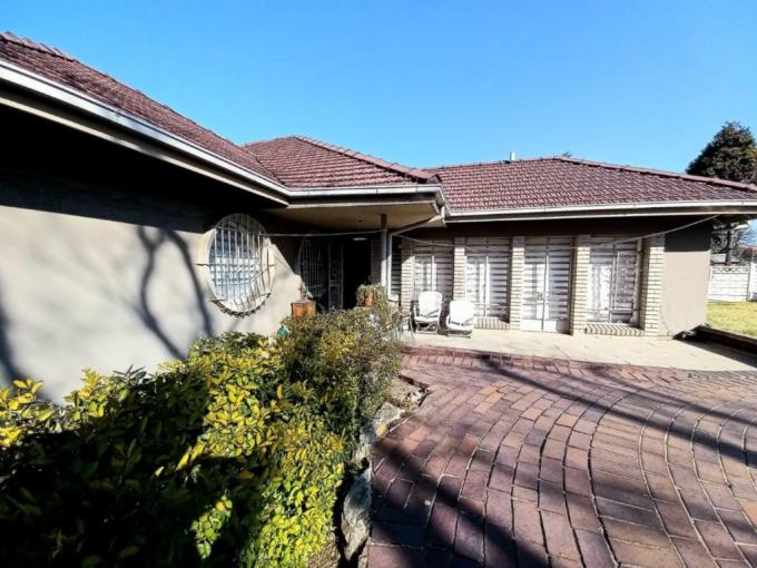 6 Bedroom House for Sale For Sale in Linmeyer - MR675310