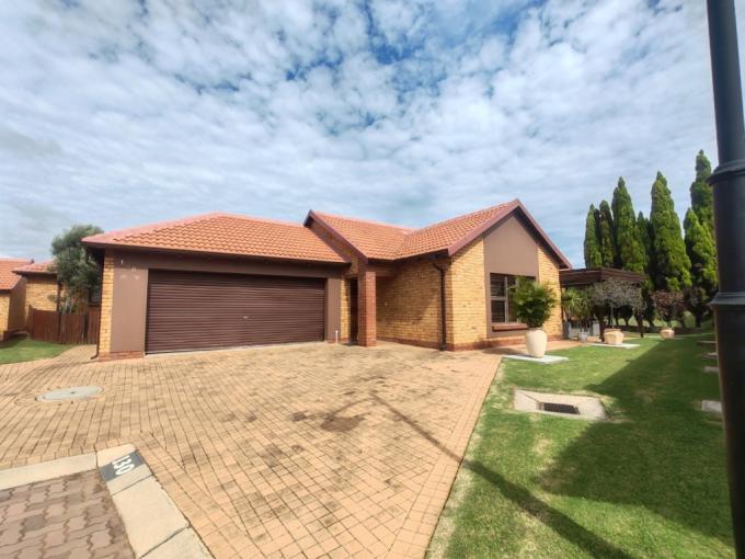 3 Bedroom Simplex for Sale For Sale in Willow Park Manor - MR675340