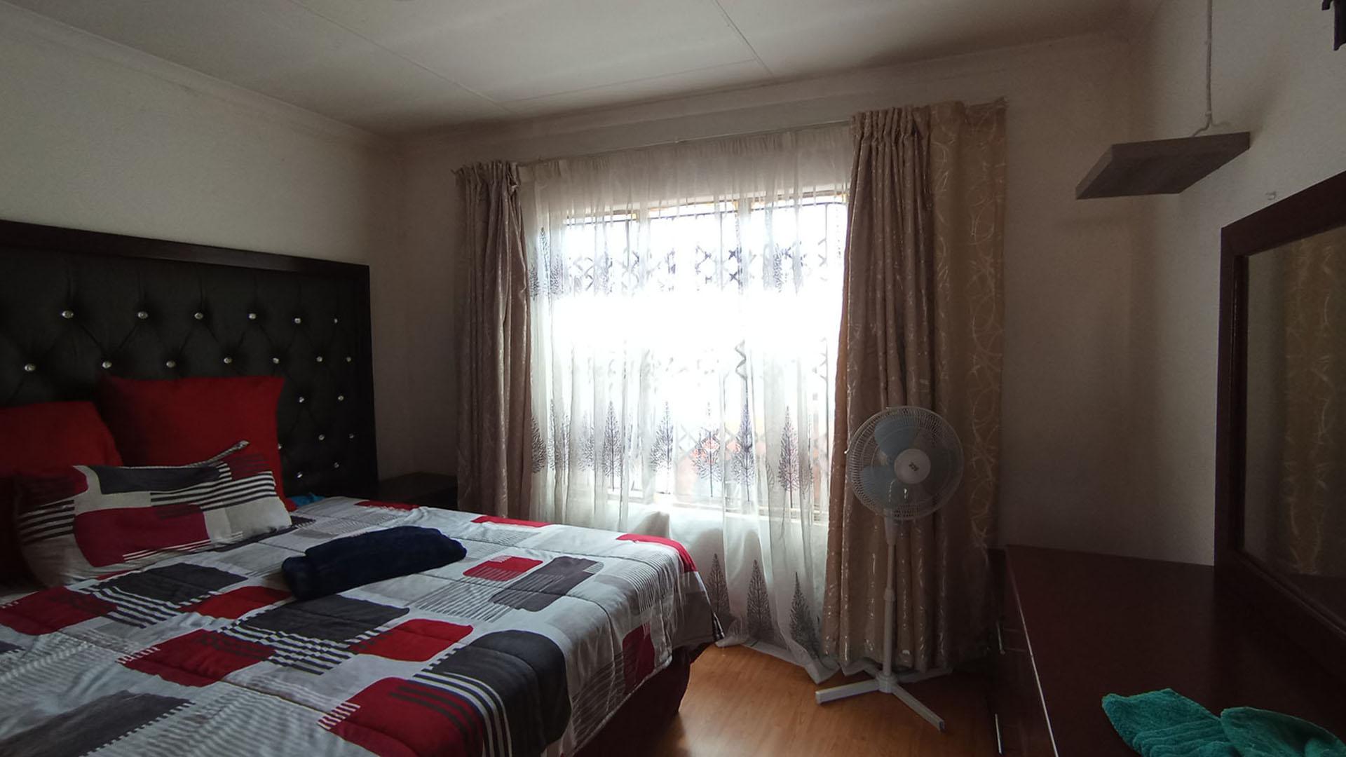 Bed Room 2 - 12 square meters of property in Soshanguve East