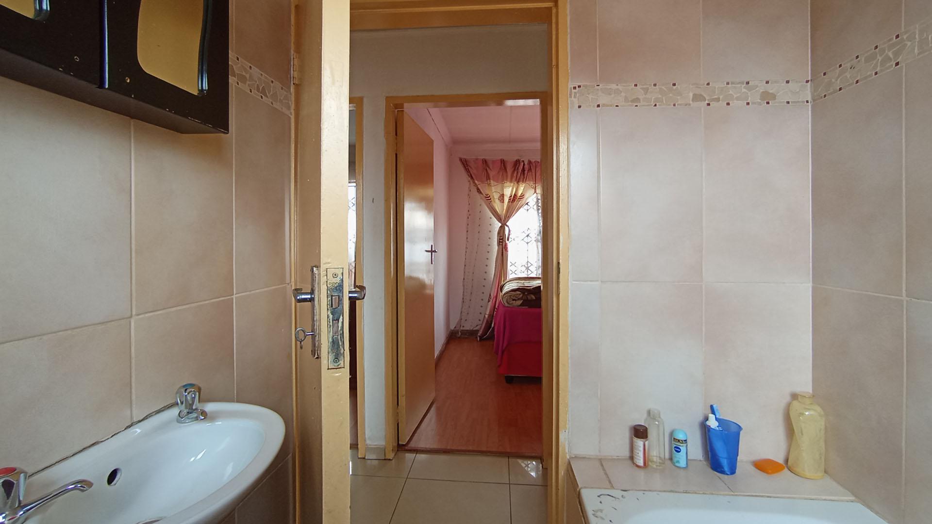 Bathroom 1 - 6 square meters of property in Soshanguve East