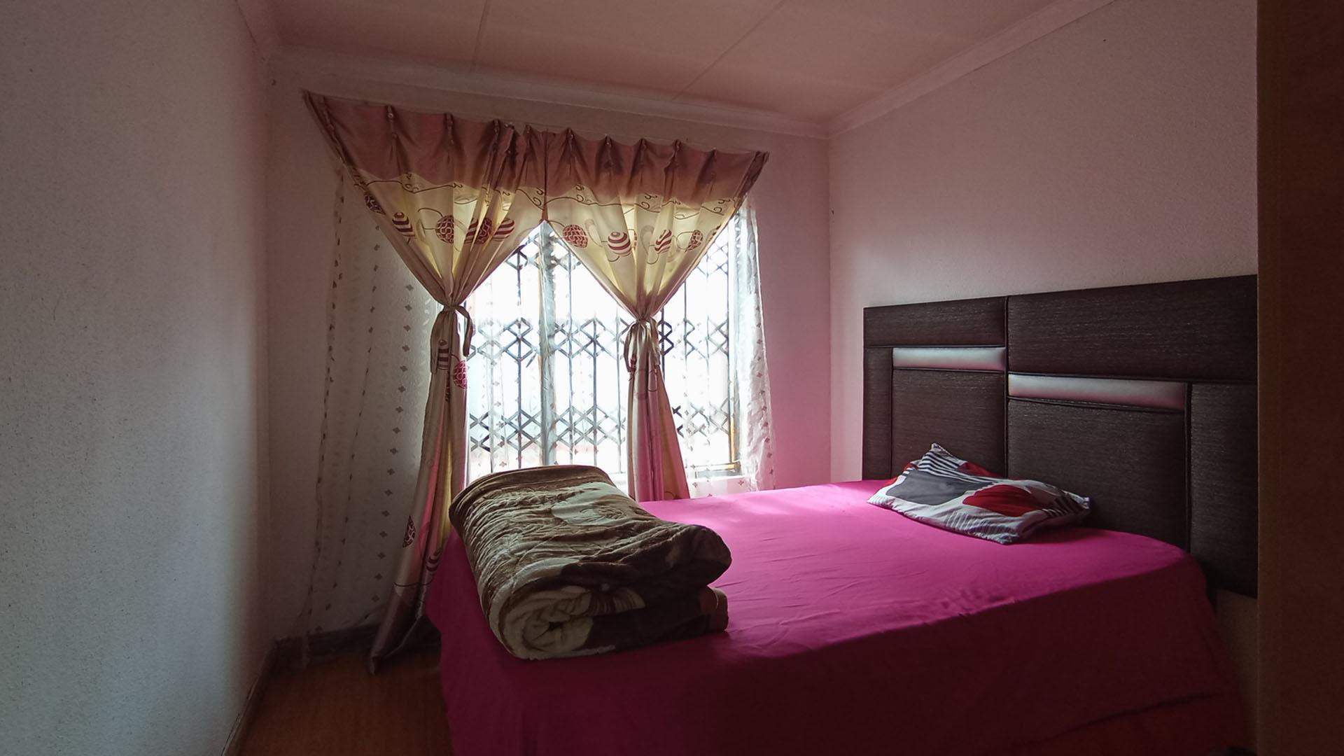 Bed Room 3 - 9 square meters of property in Soshanguve East