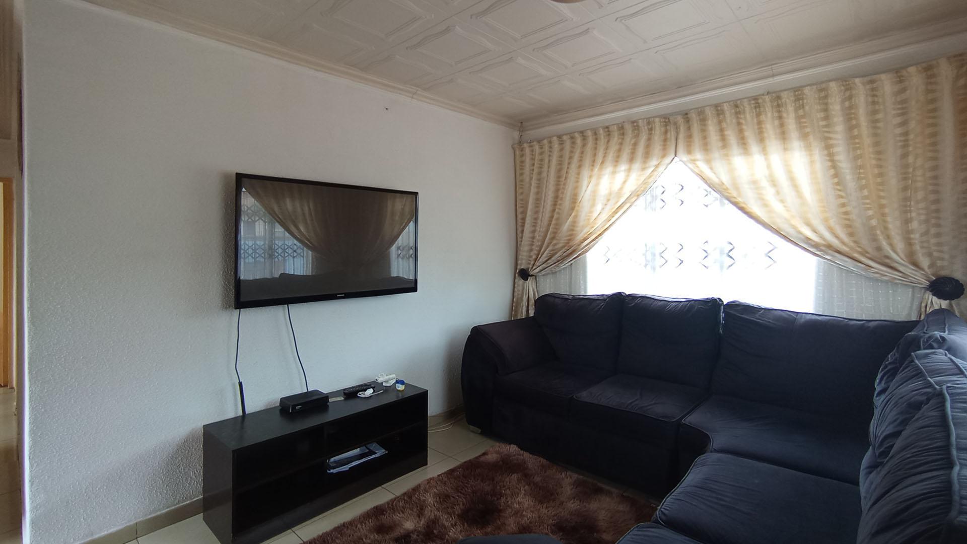 Lounges - 11 square meters of property in Soshanguve East