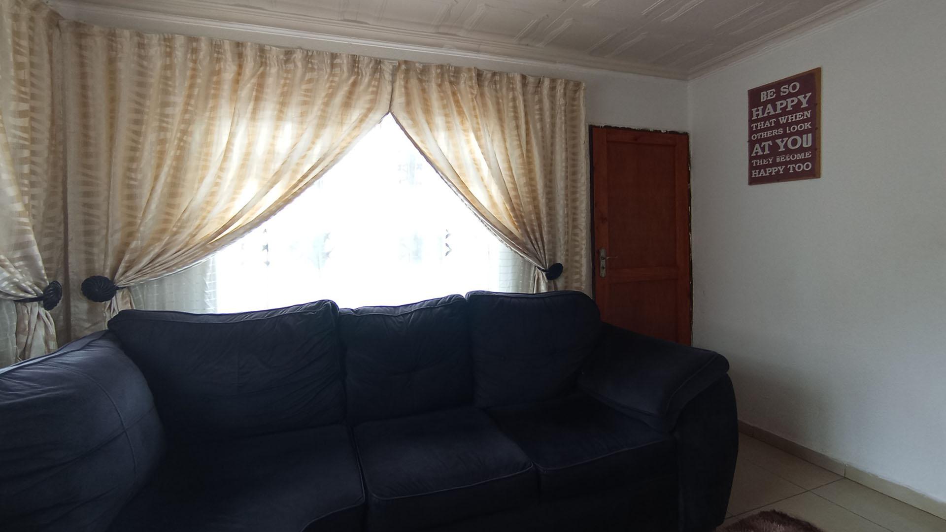 Lounges - 11 square meters of property in Soshanguve East