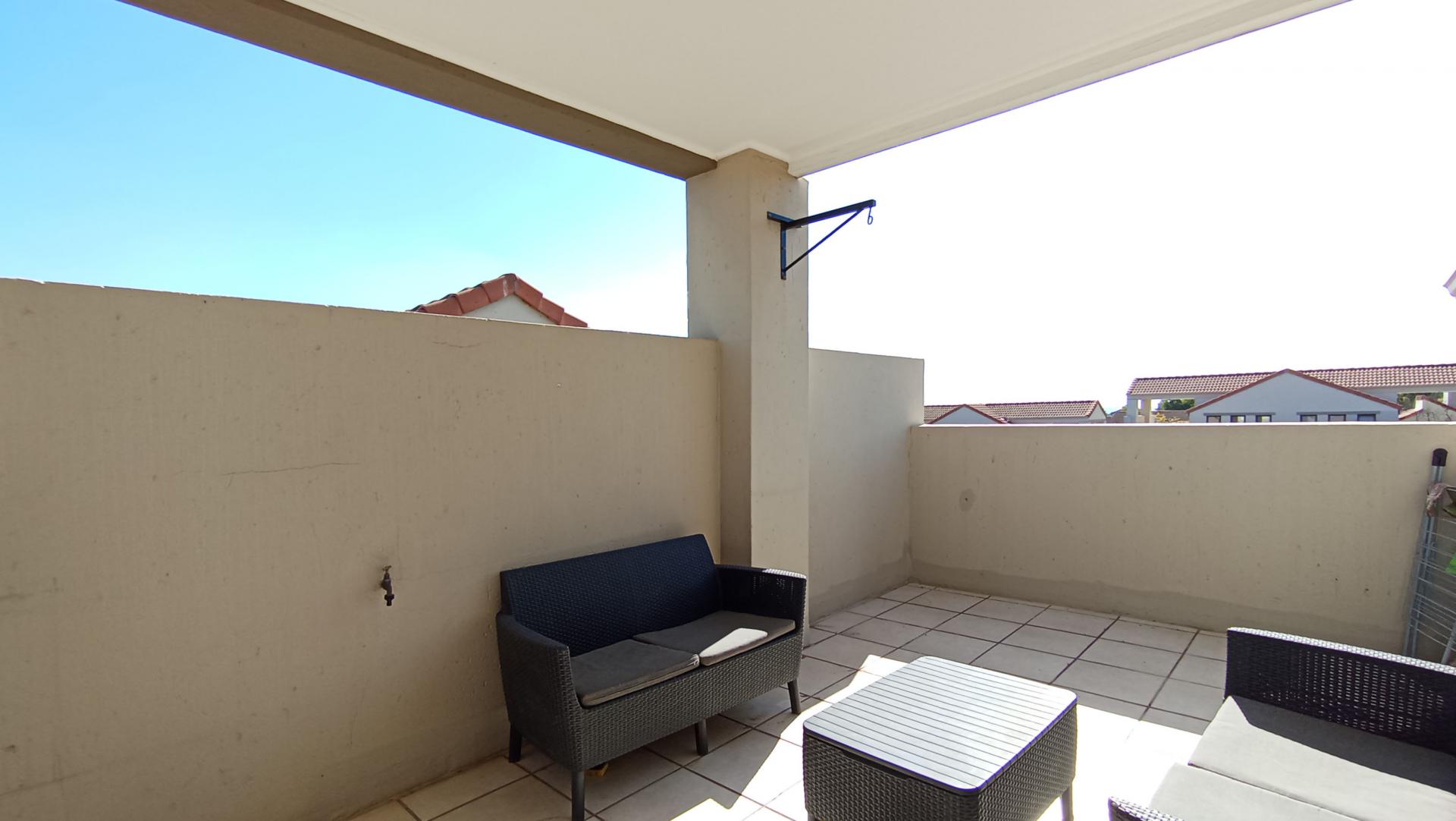 Balcony - 24 square meters of property in Douglasdale