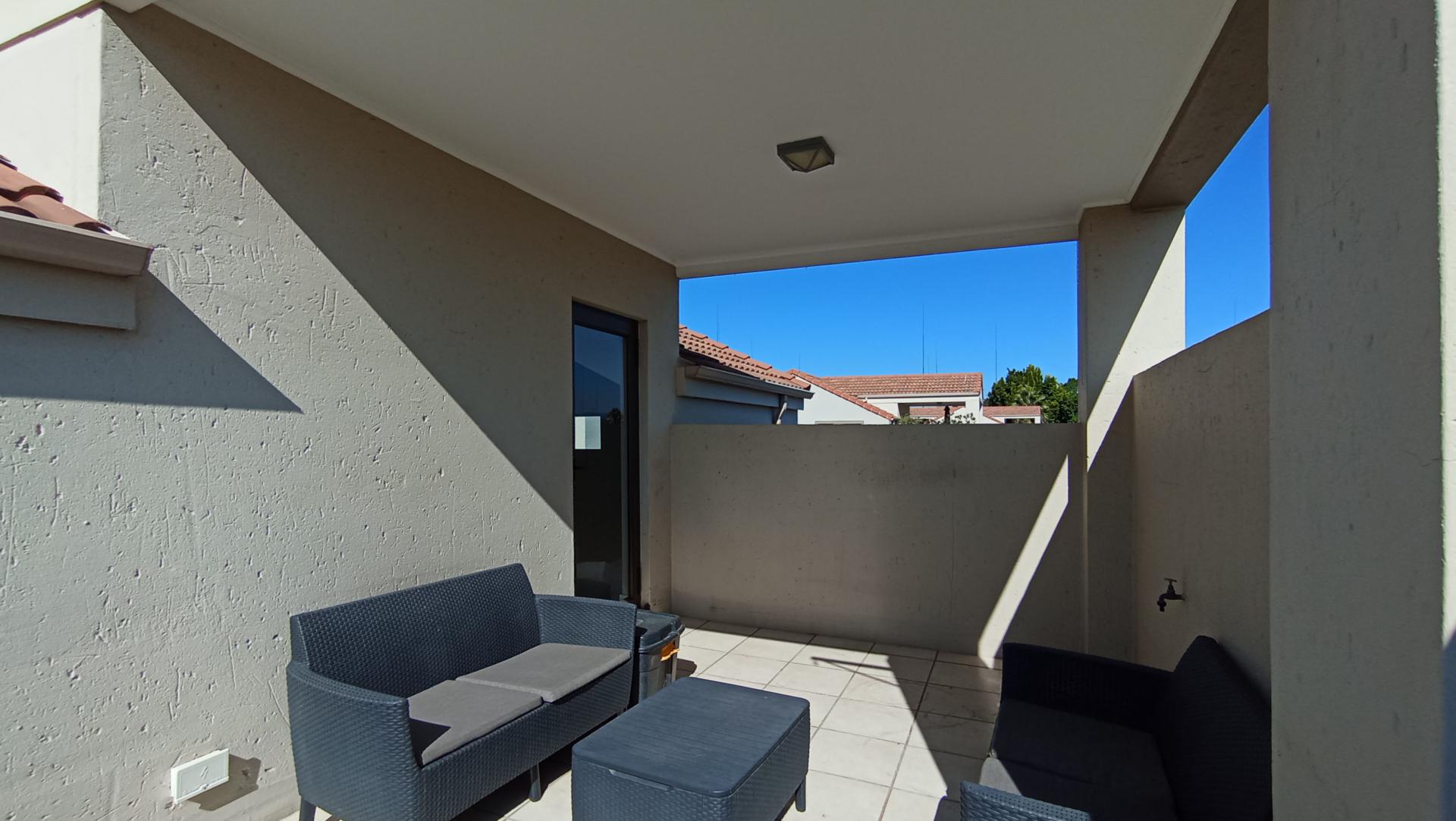Balcony - 24 square meters of property in Douglasdale