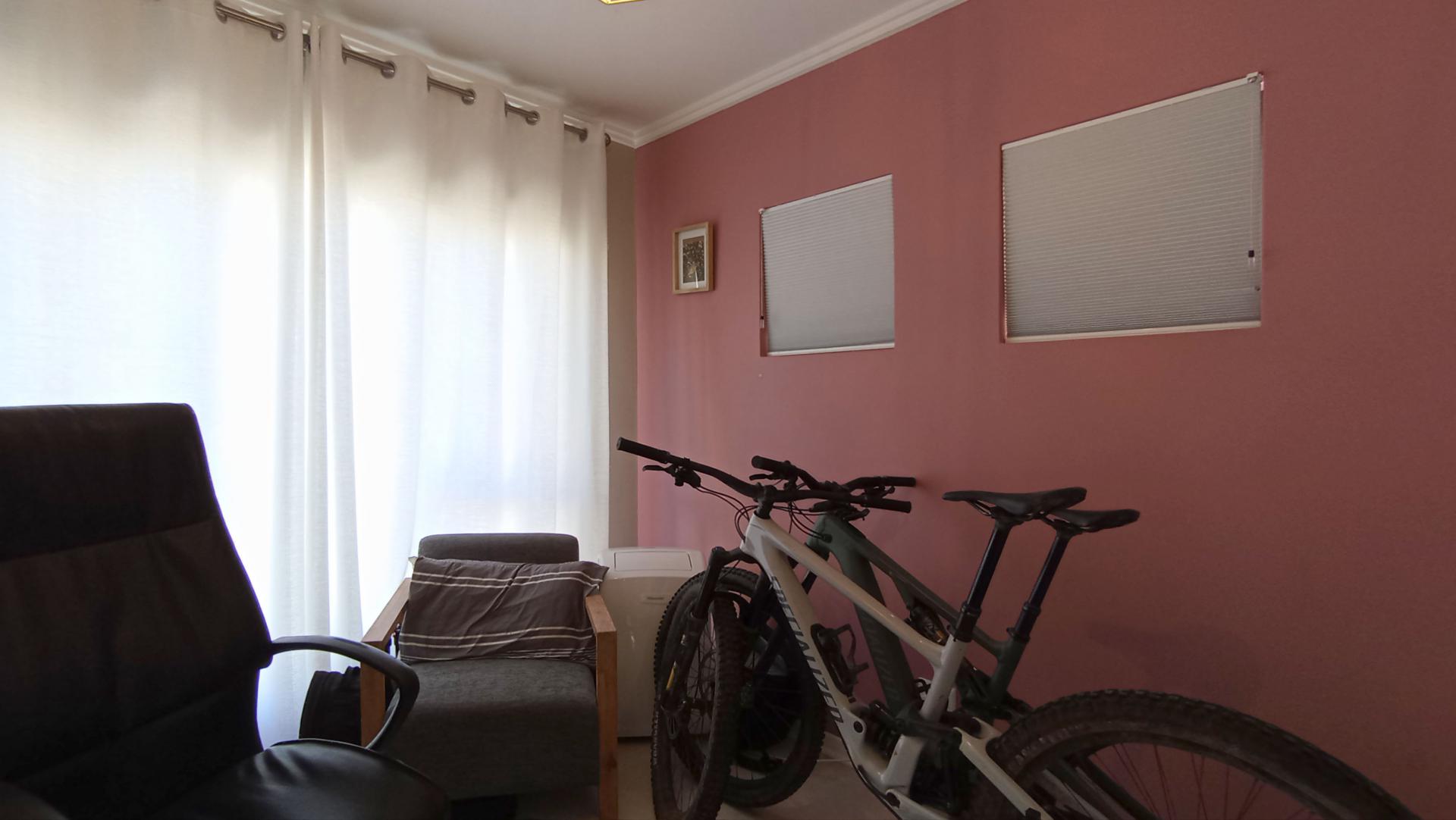 Bed Room 2 - 11 square meters of property in Douglasdale