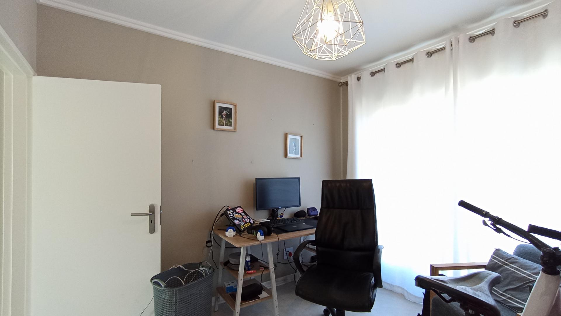 Bed Room 2 - 11 square meters of property in Douglasdale