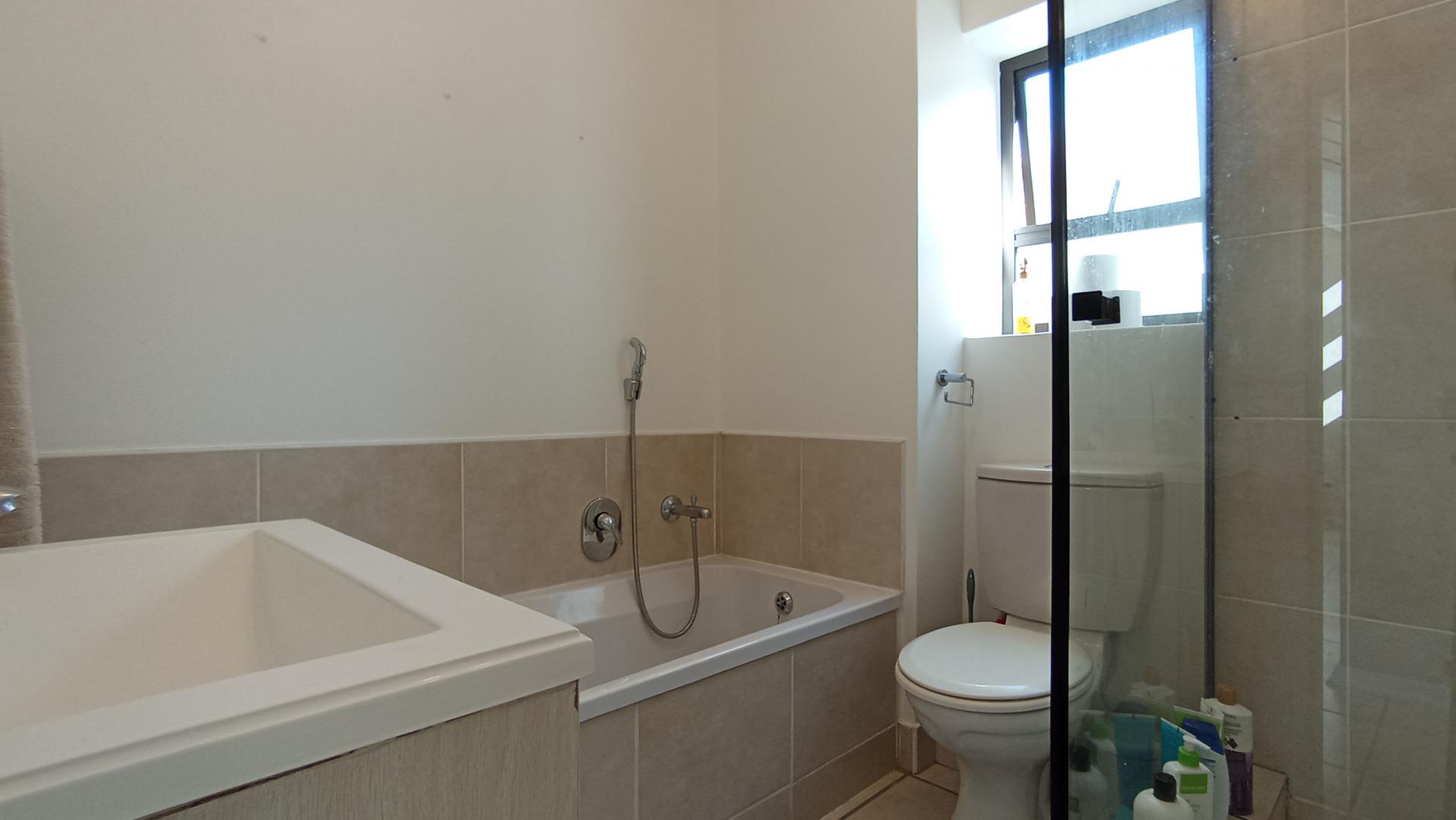 Bathroom 1 - 5 square meters of property in Douglasdale