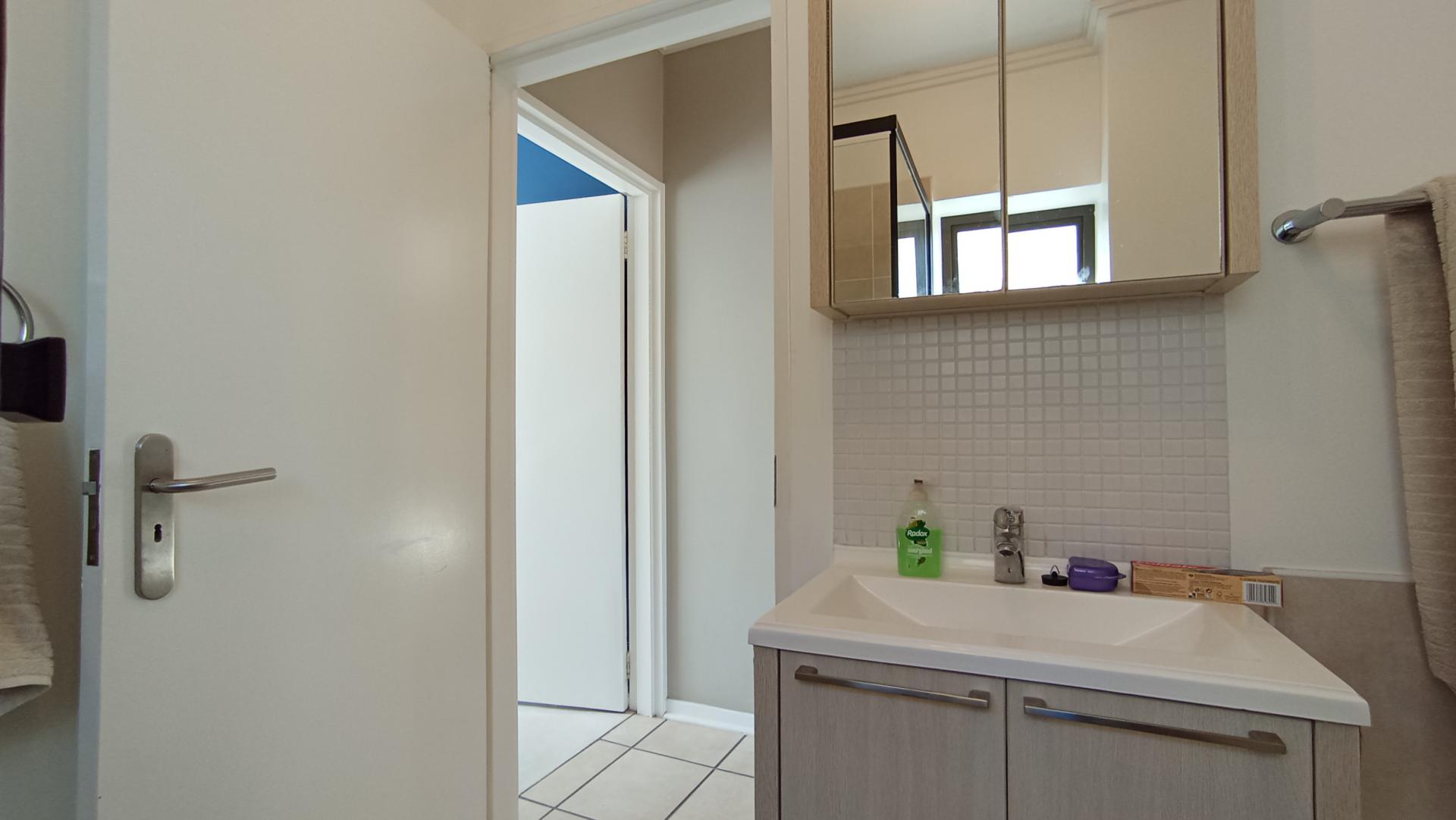 Bathroom 1 - 5 square meters of property in Douglasdale