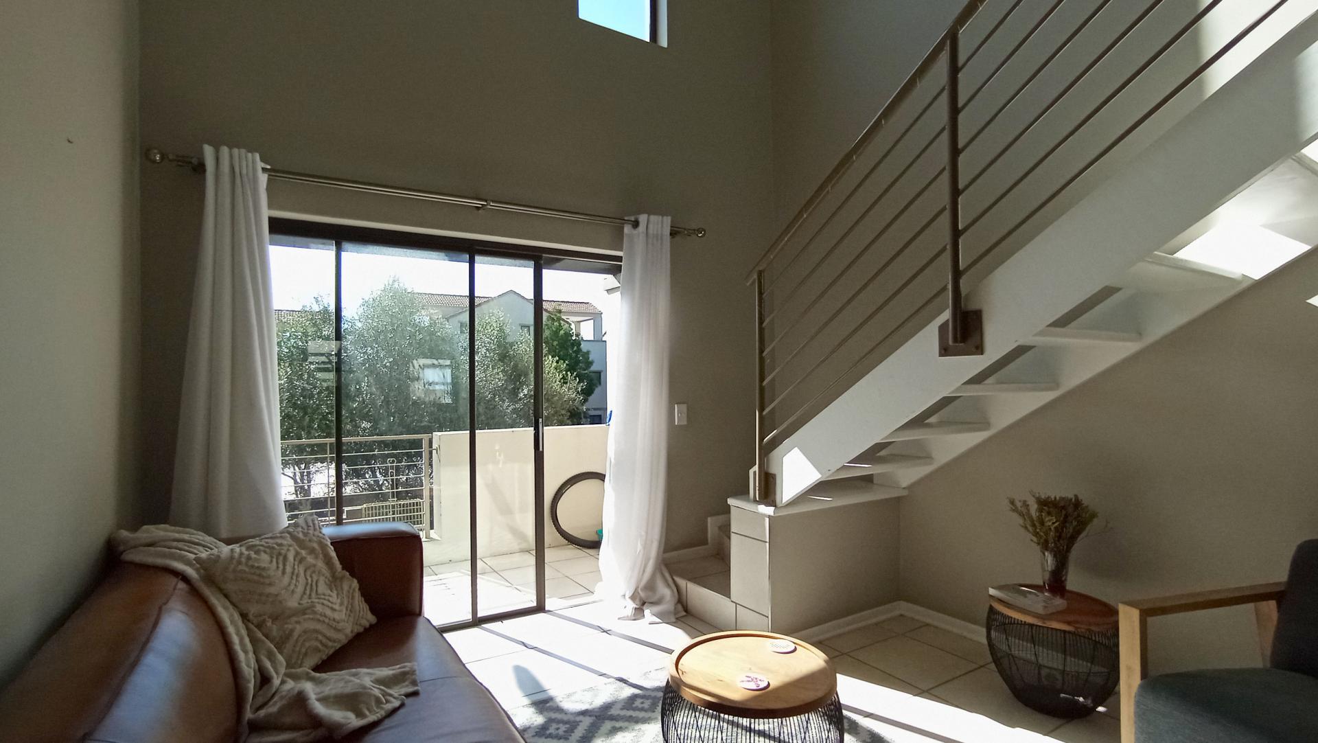 Lounges - 10 square meters of property in Douglasdale