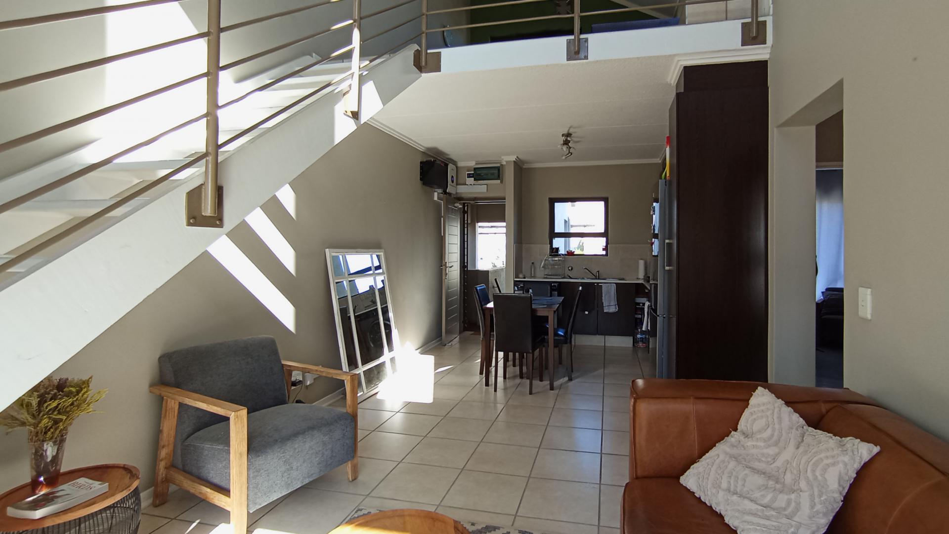 Lounges - 10 square meters of property in Douglasdale