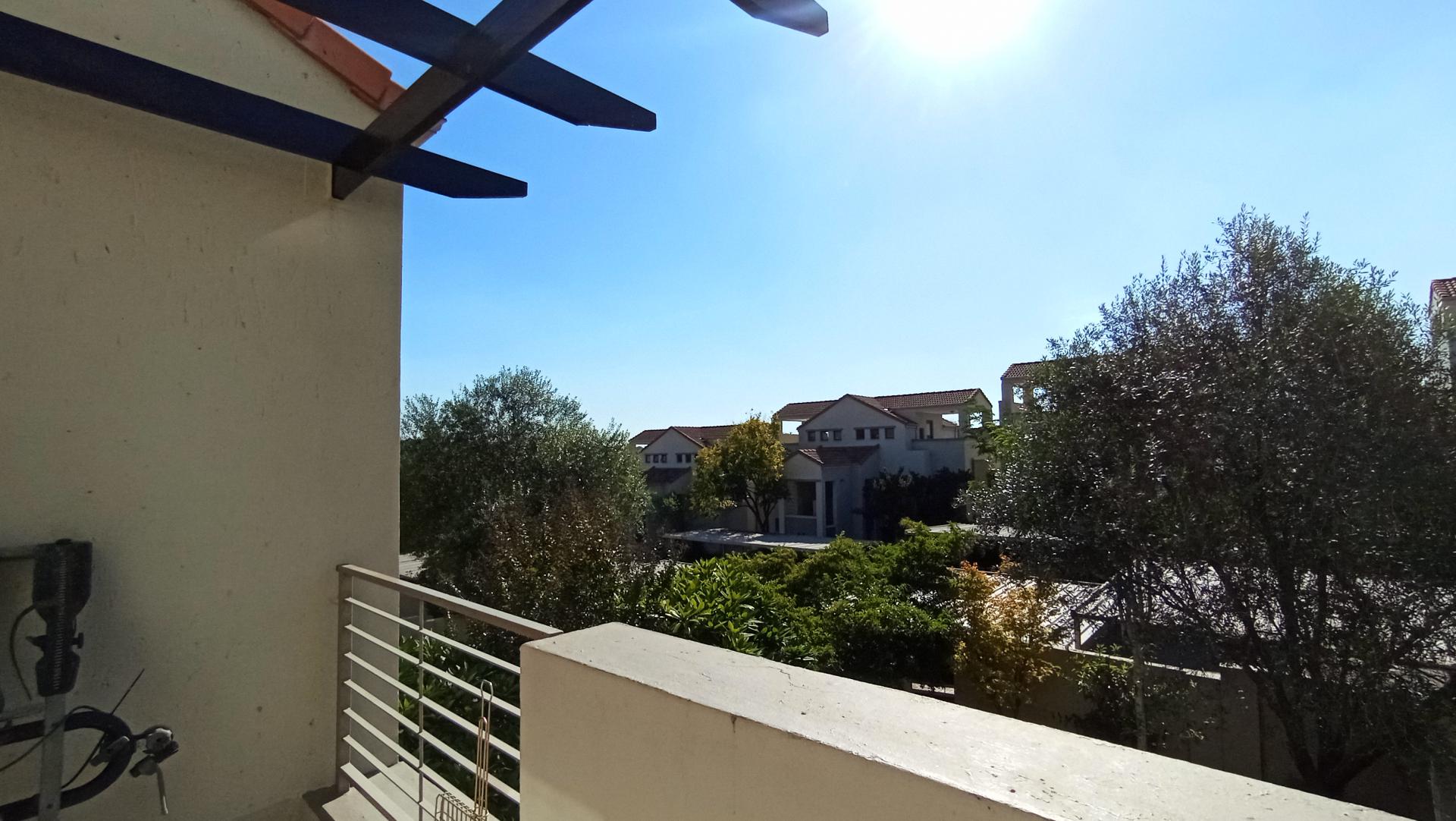 Balcony - 24 square meters of property in Douglasdale
