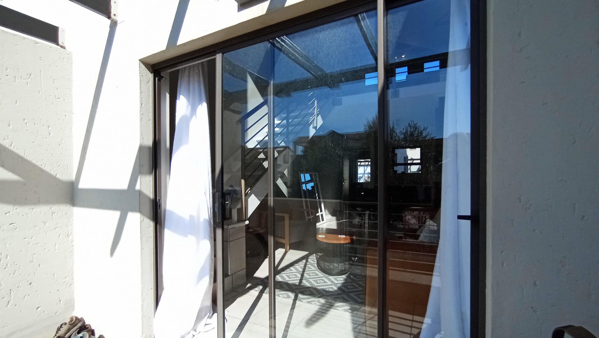 Balcony - 24 square meters of property in Douglasdale