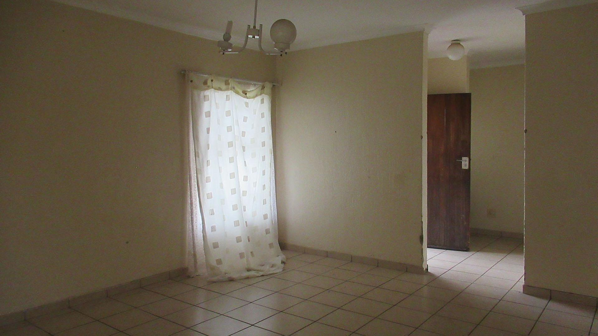 Lounges - 24 square meters of property in Glenharvie