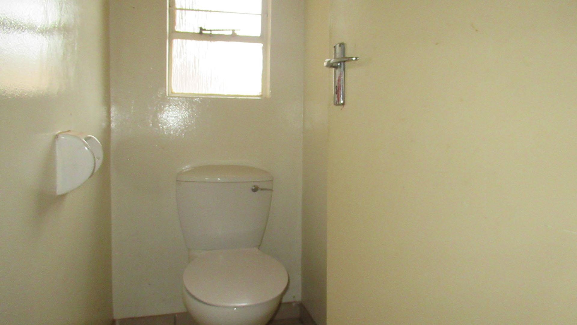 Bathroom 1 - 2 square meters of property in Glenharvie