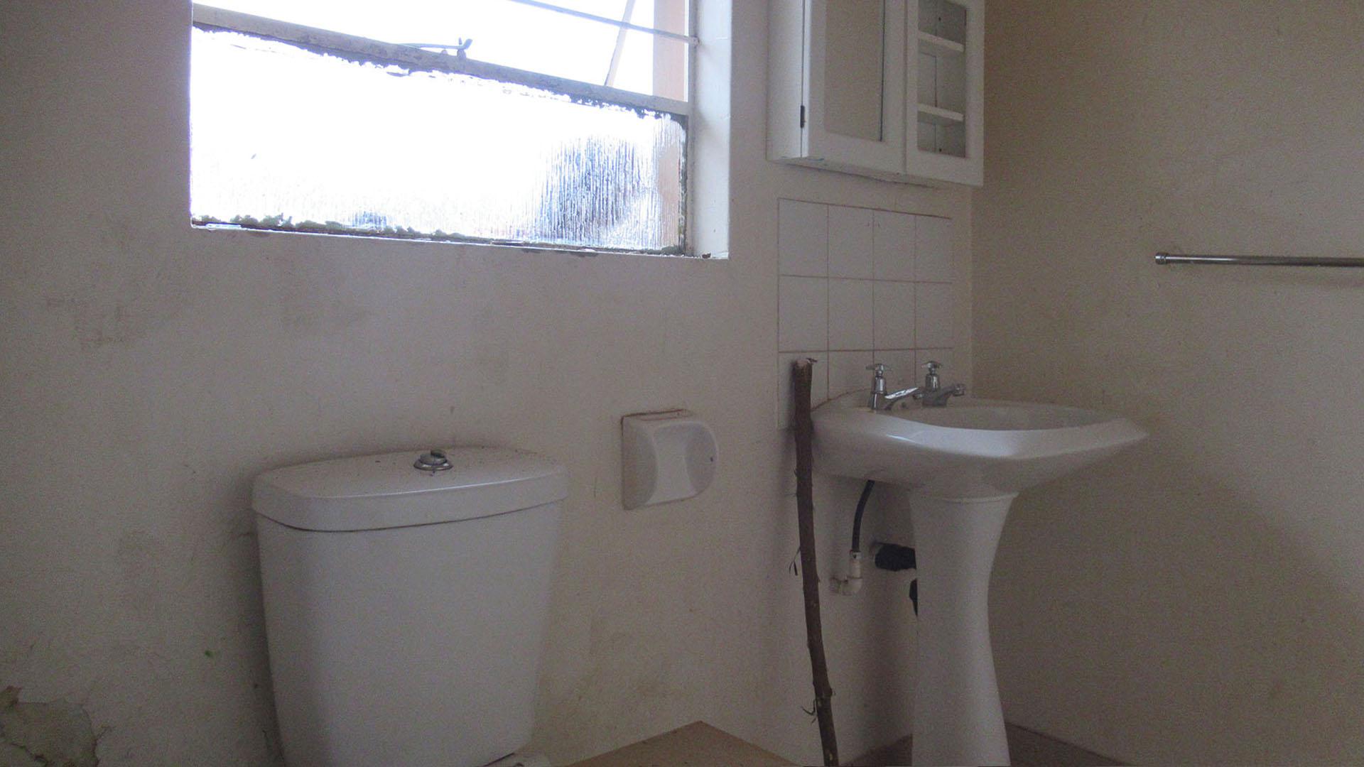 Bathroom 2 - 6 square meters of property in Glenharvie