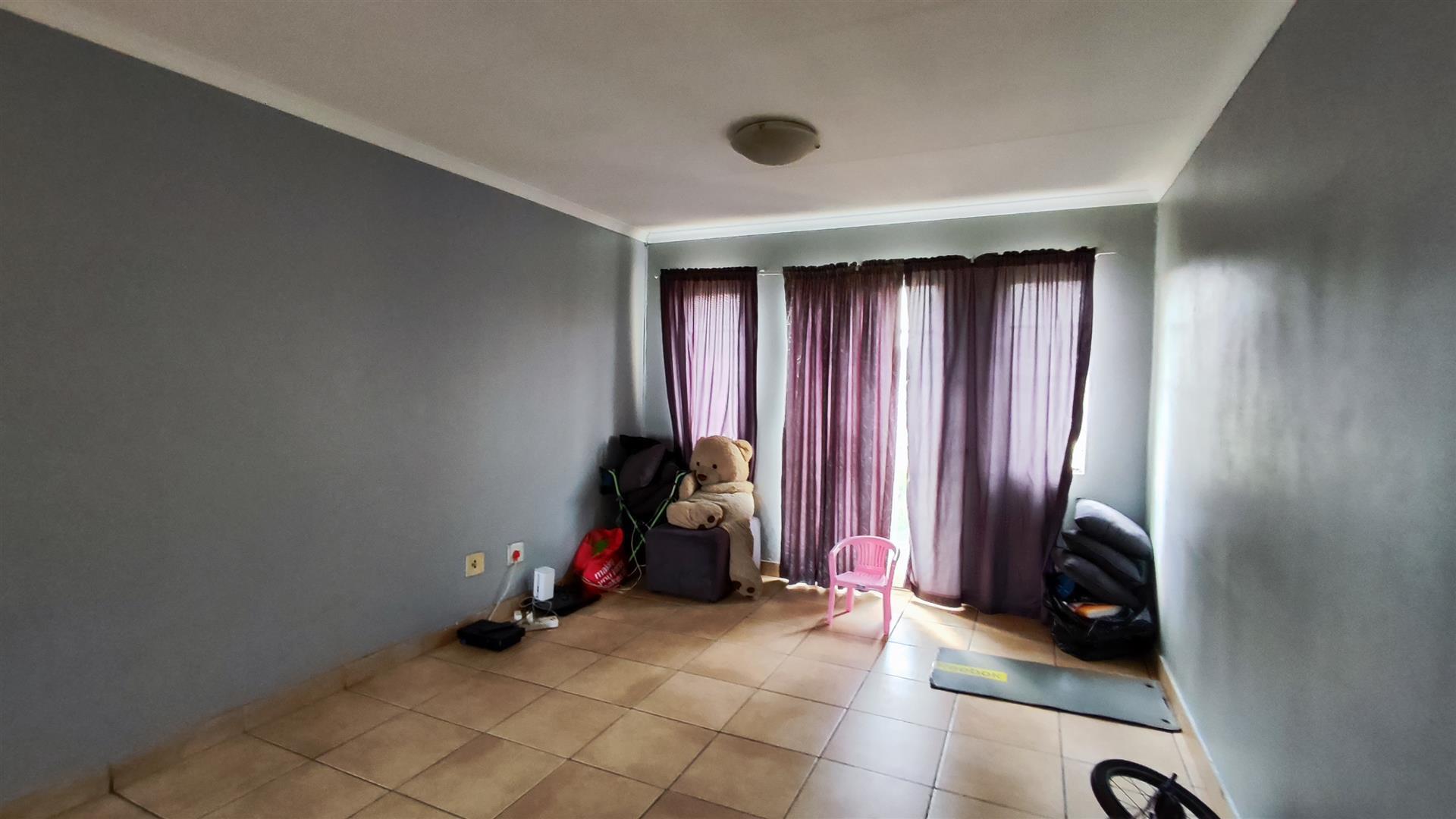 Lounges - 21 square meters of property in Castleview