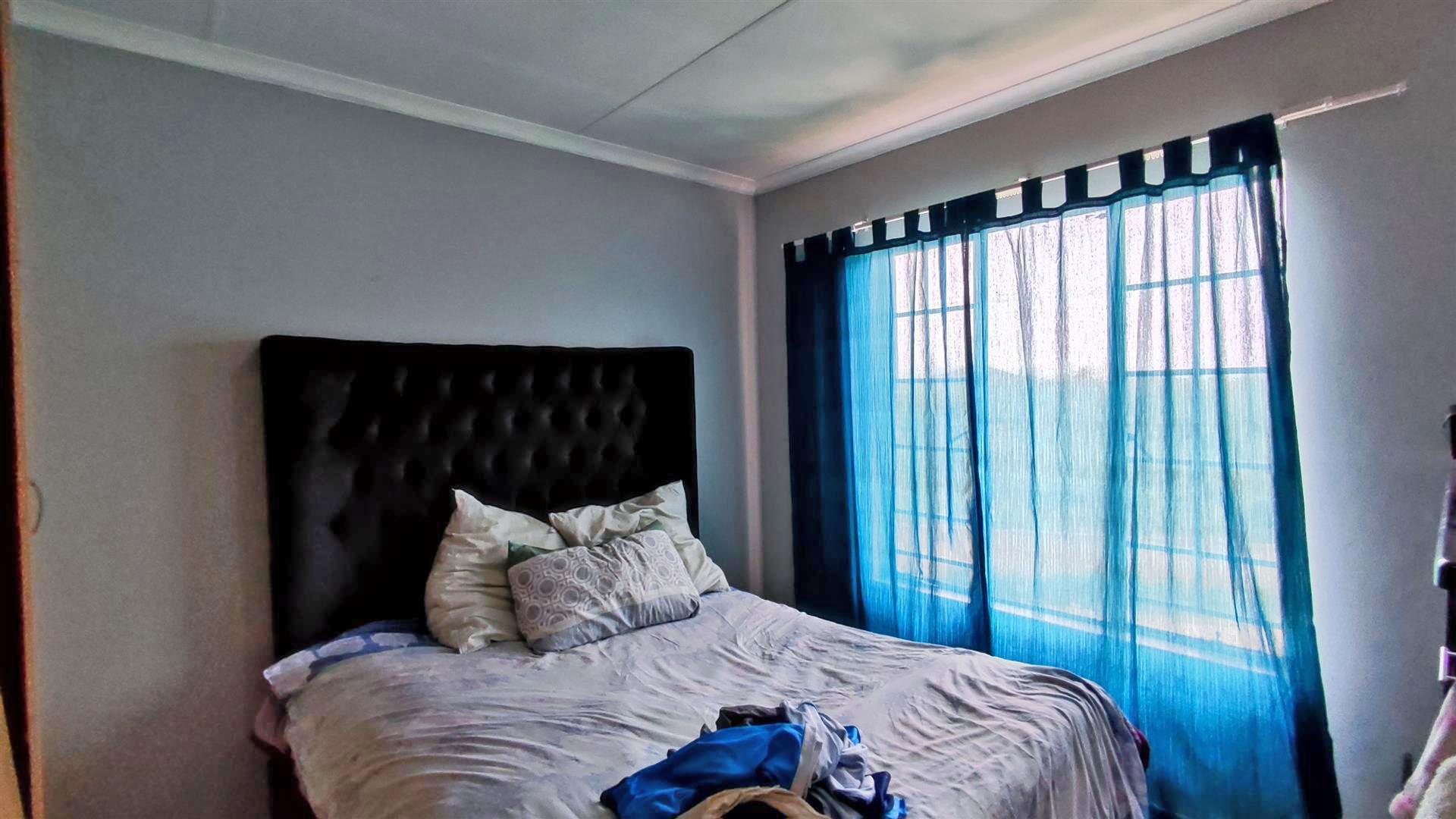 Bed Room 1 - 12 square meters of property in Castleview