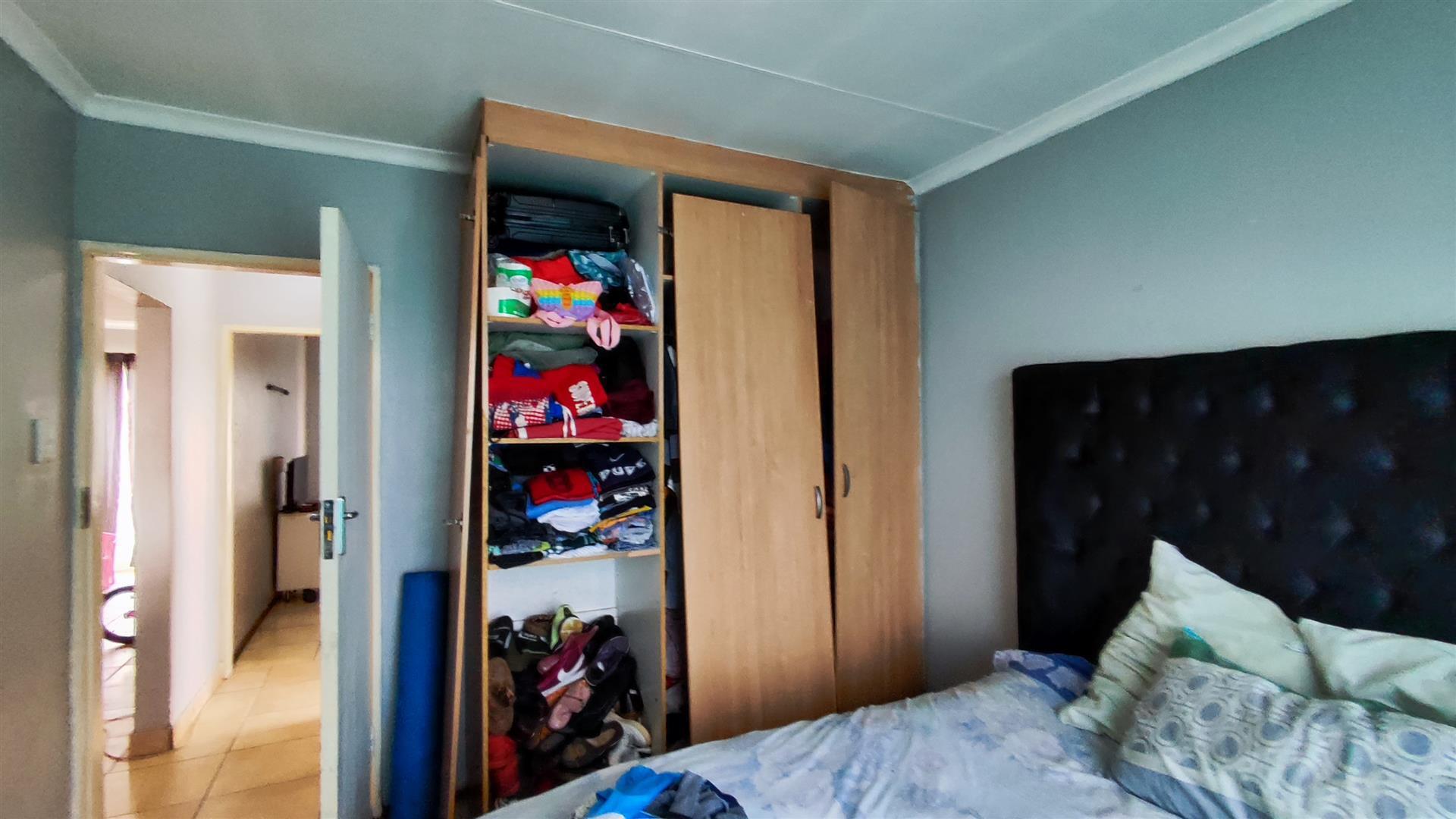 Bed Room 1 - 12 square meters of property in Castleview