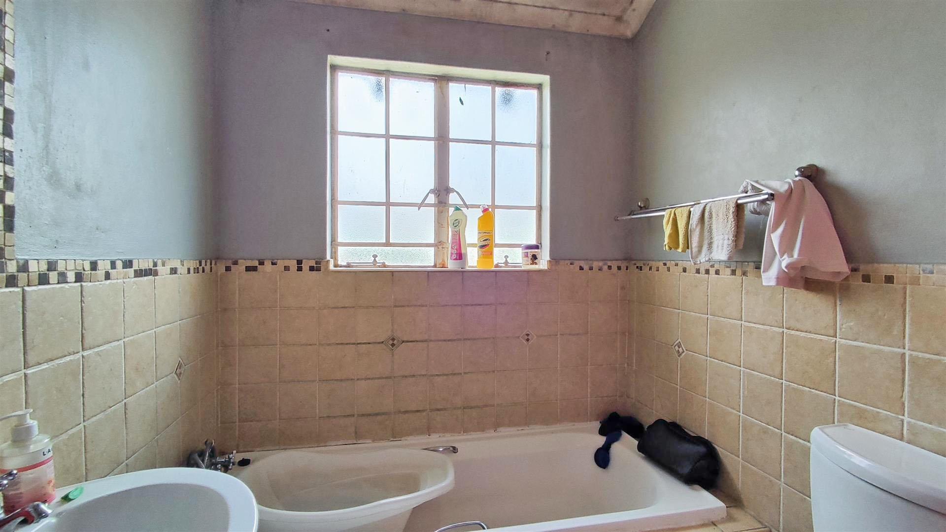 Bathroom 1 - 6 square meters of property in Castleview