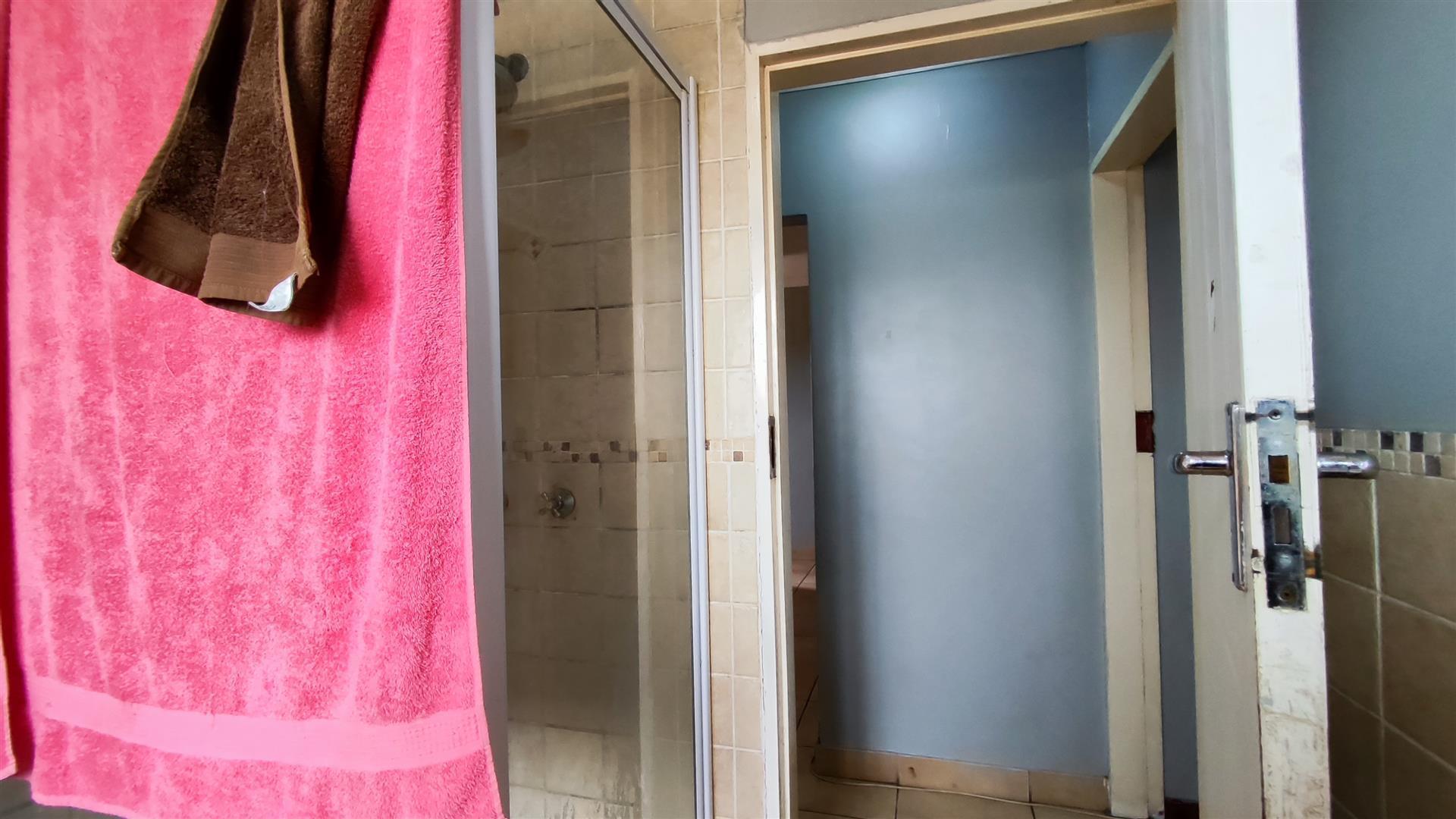 Bathroom 1 - 6 square meters of property in Castleview