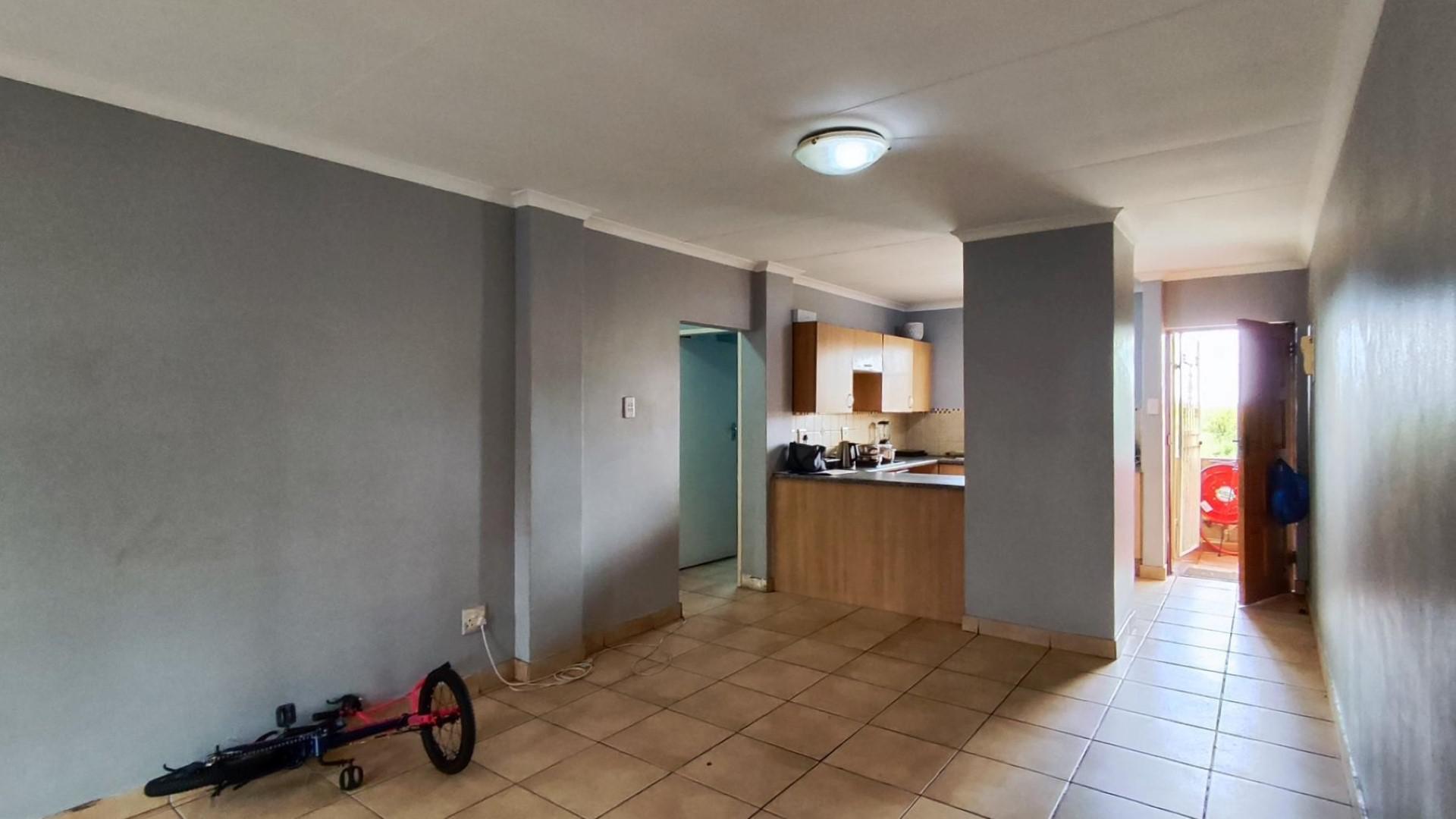 Lounges - 21 square meters of property in Castleview